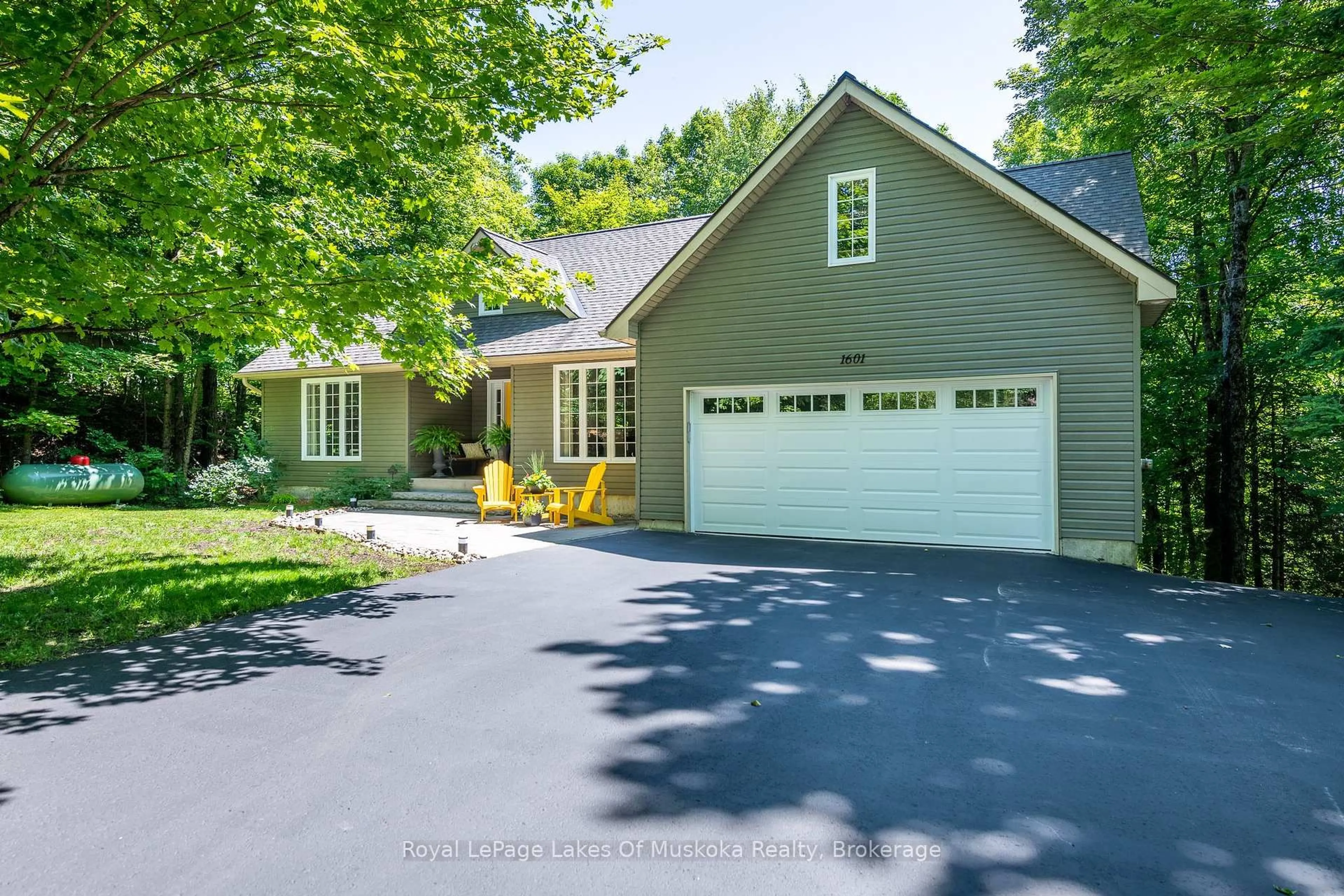 Home with vinyl exterior material, street for 1601 Skyline Dr, Huntsville Ontario P1H 1A5
