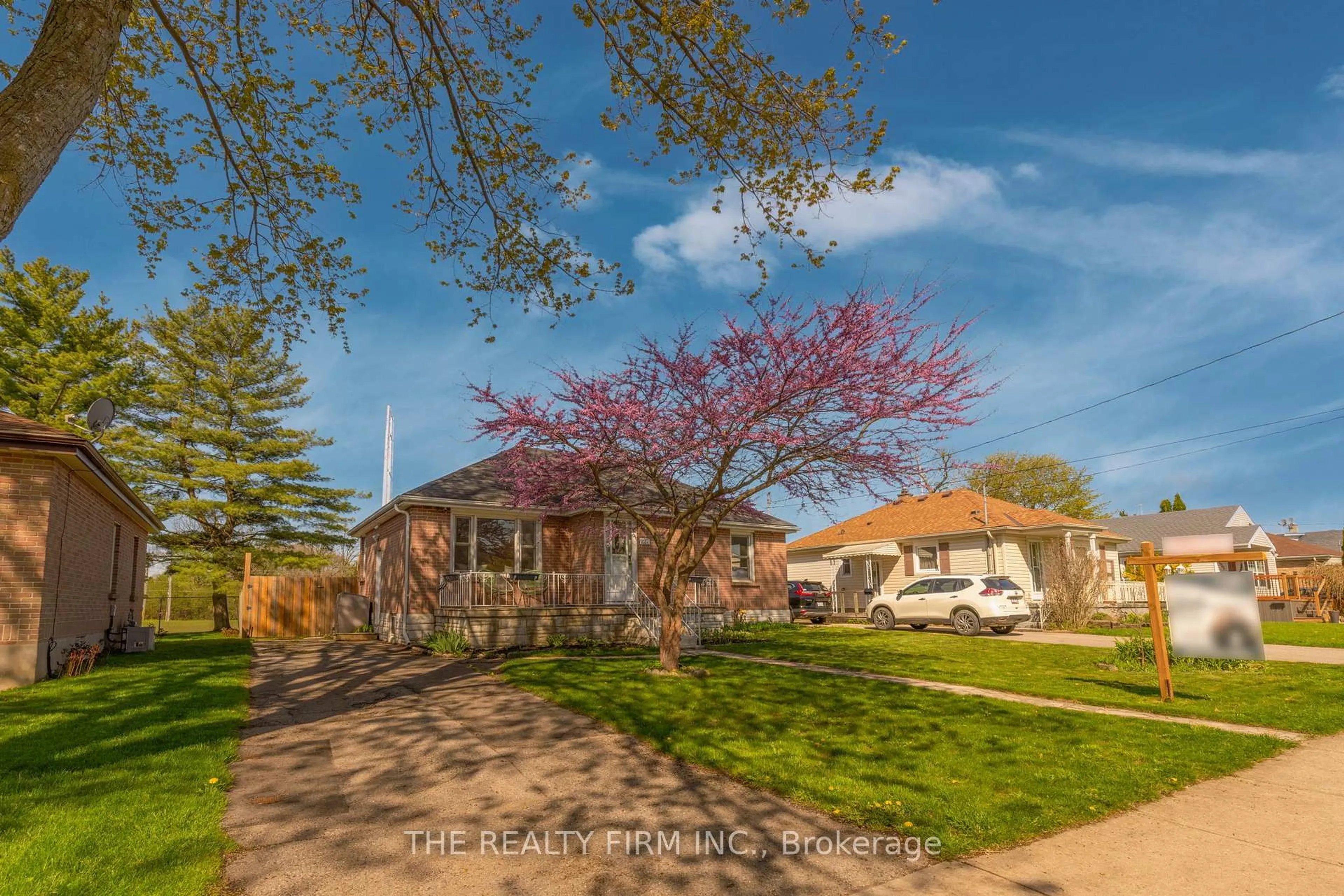 A pic from outside/outdoor area/front of a property/back of a property/a pic from drone, street for 227 Vancouver St, London East Ontario N5W 4R9