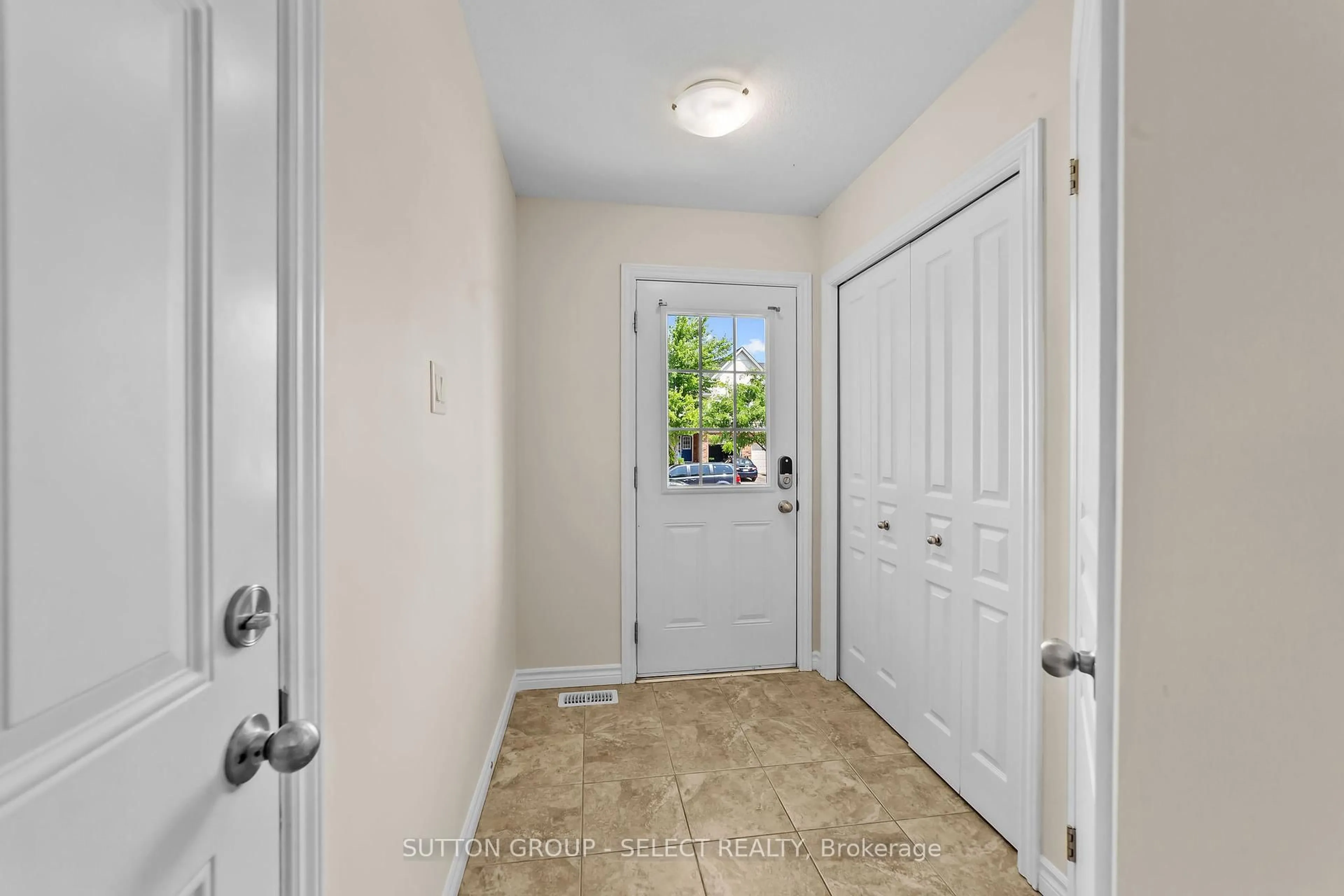 Indoor entryway for 953 Silverfox Cres, London North Ontario N6G 5B6