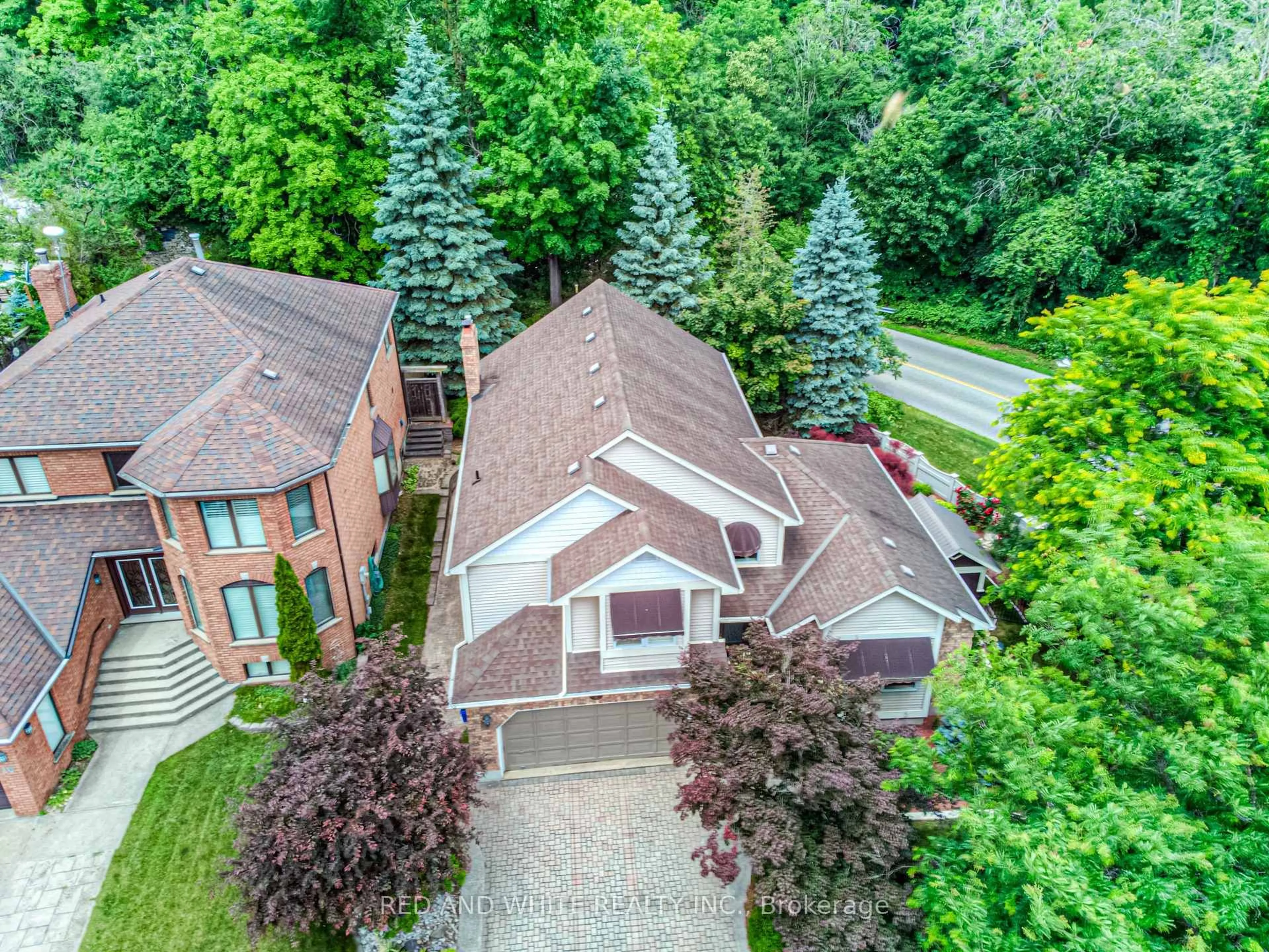 A pic from outside/outdoor area/front of a property/back of a property/a pic from drone, street for 2 Morningview Pl, Kitchener Ontario N2P 1Z2