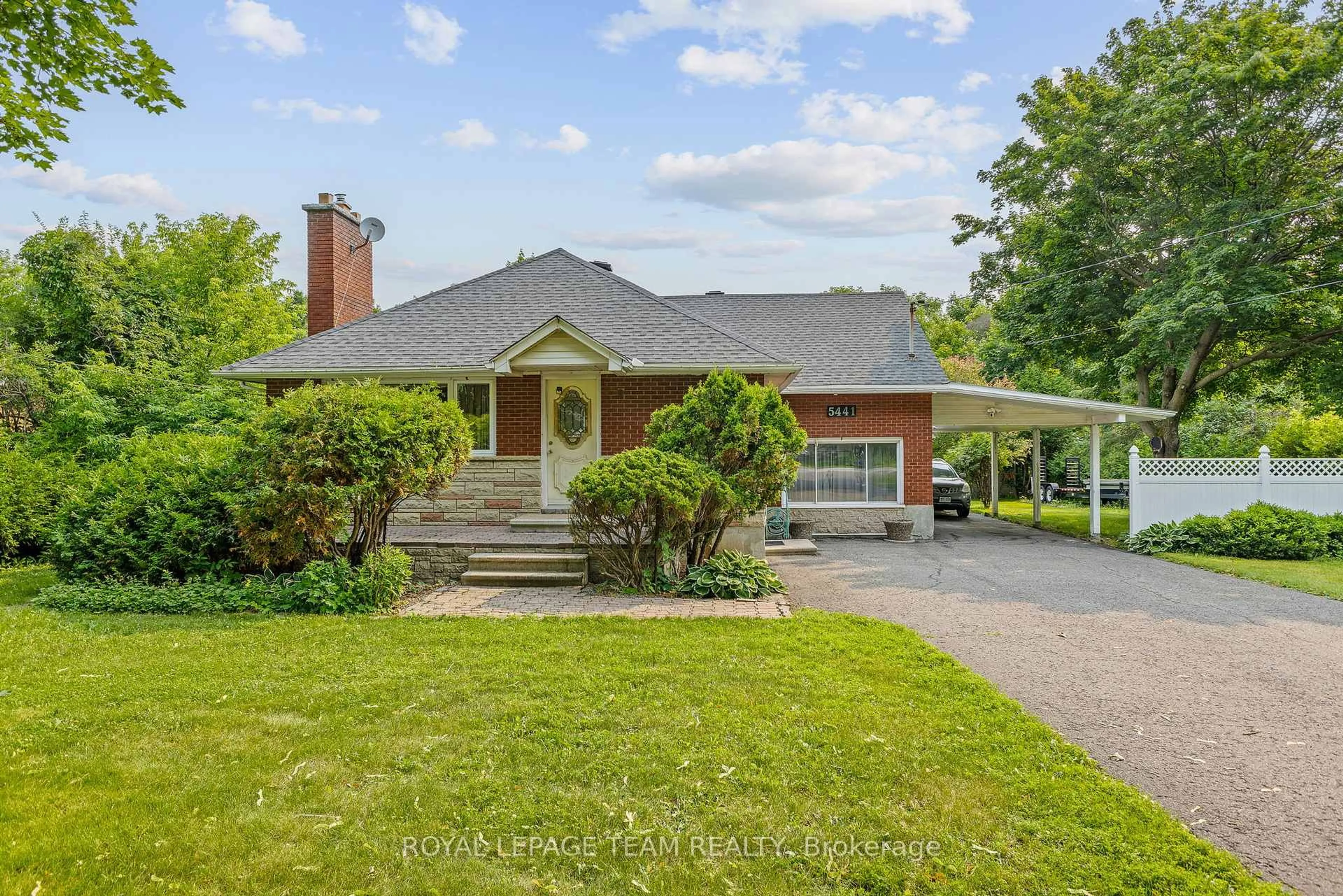 A pic from outside/outdoor area/front of a property/back of a property/a pic from drone, street for 5441 Bank St, Ottawa Ontario K1X 1G9
