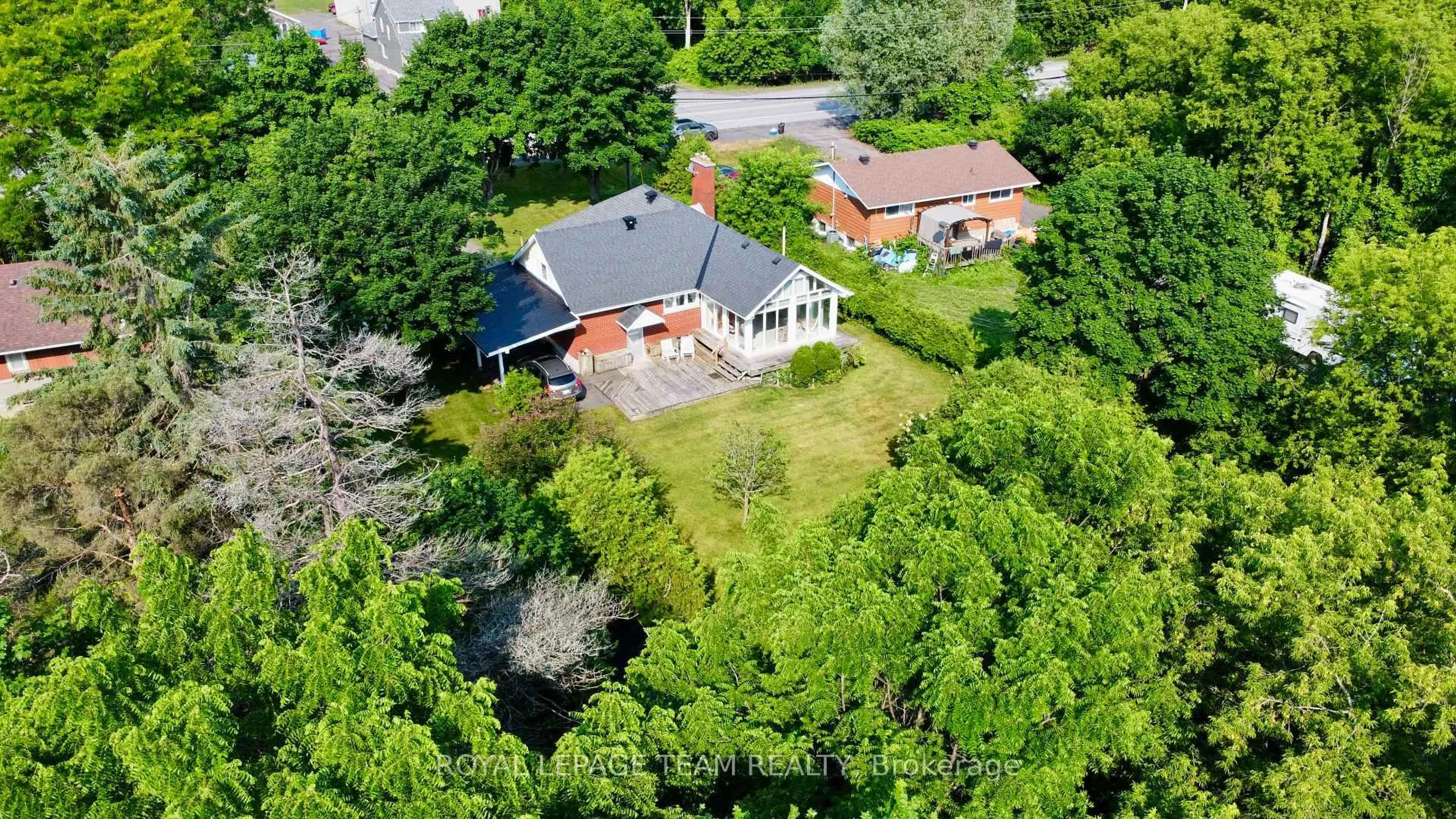 A pic from outside/outdoor area/front of a property/back of a property/a pic from drone, unknown for 5441 Bank St, Ottawa Ontario K1X 1G9