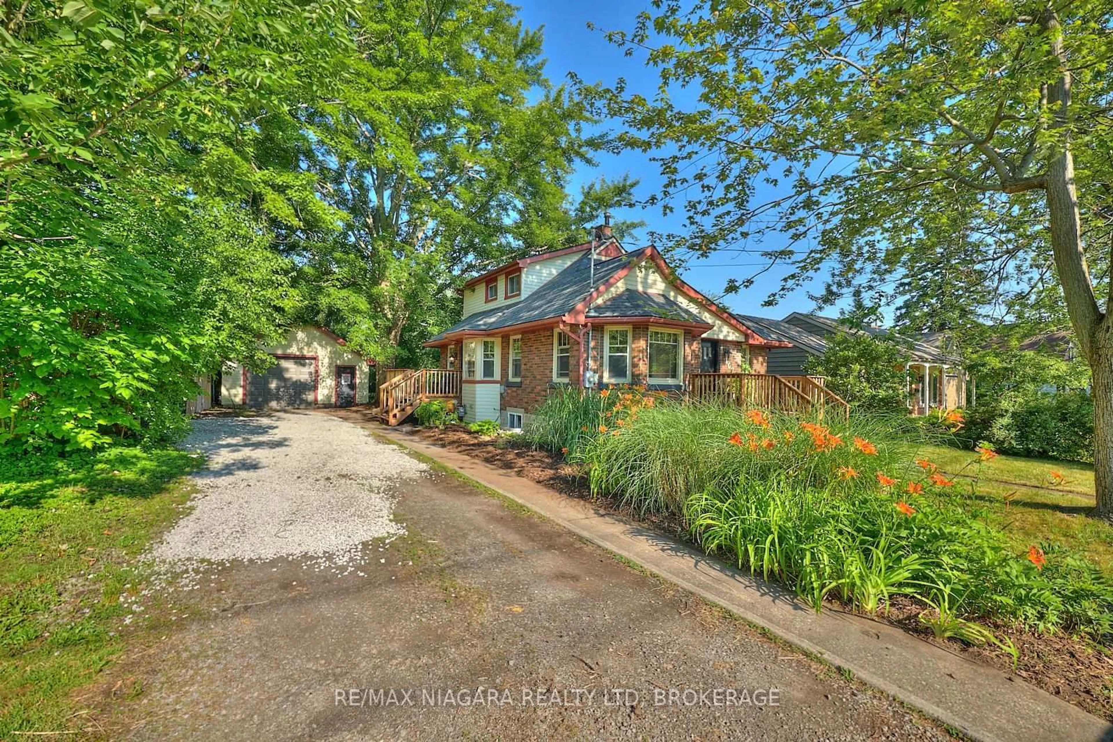 A pic from outside/outdoor area/front of a property/back of a property/a pic from drone, street for 207 South Mill St, Fort Erie Ontario L0S 1N0