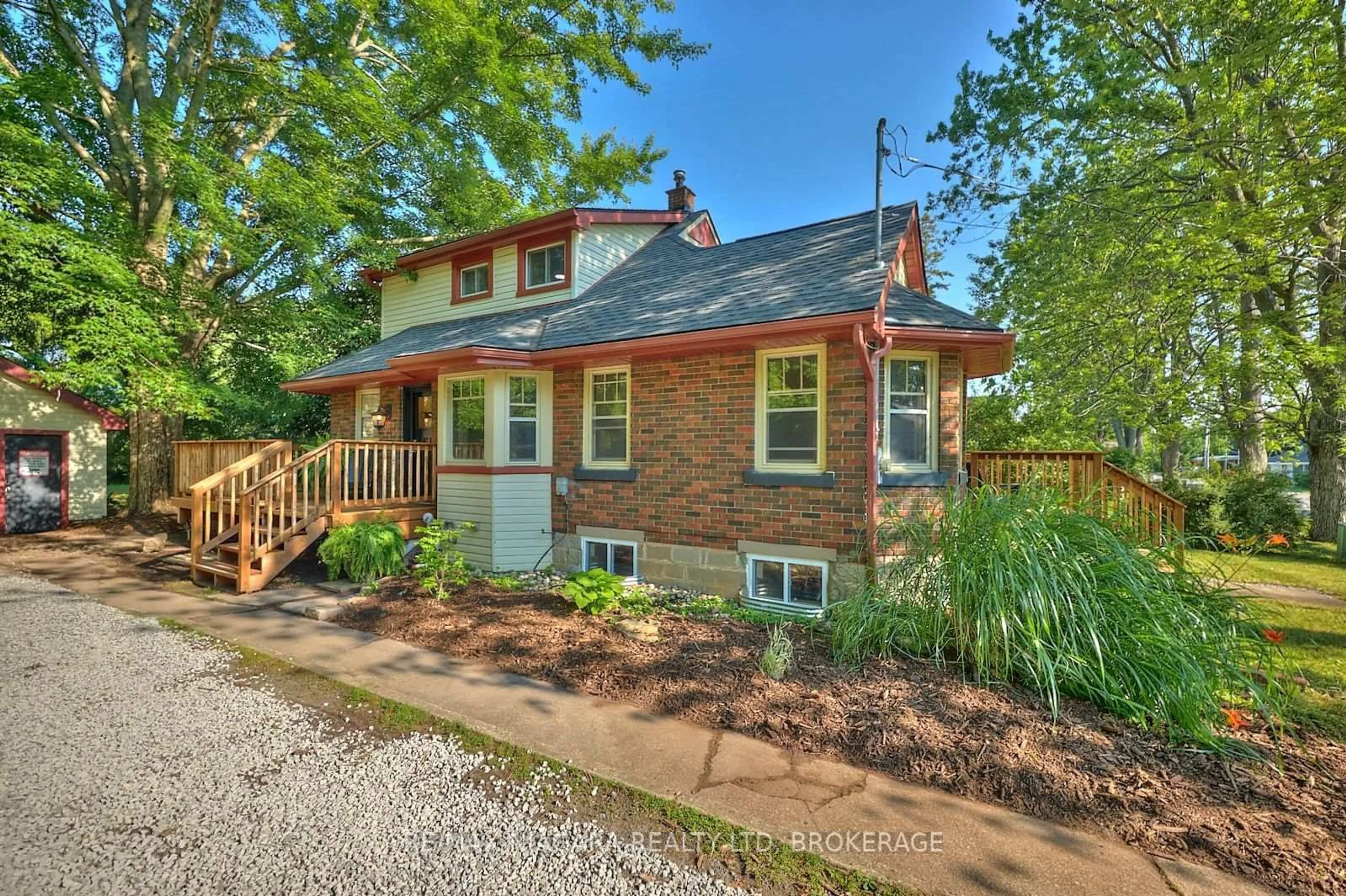 Home with brick exterior material, street for 207 South Mill St, Fort Erie Ontario L0S 1N0