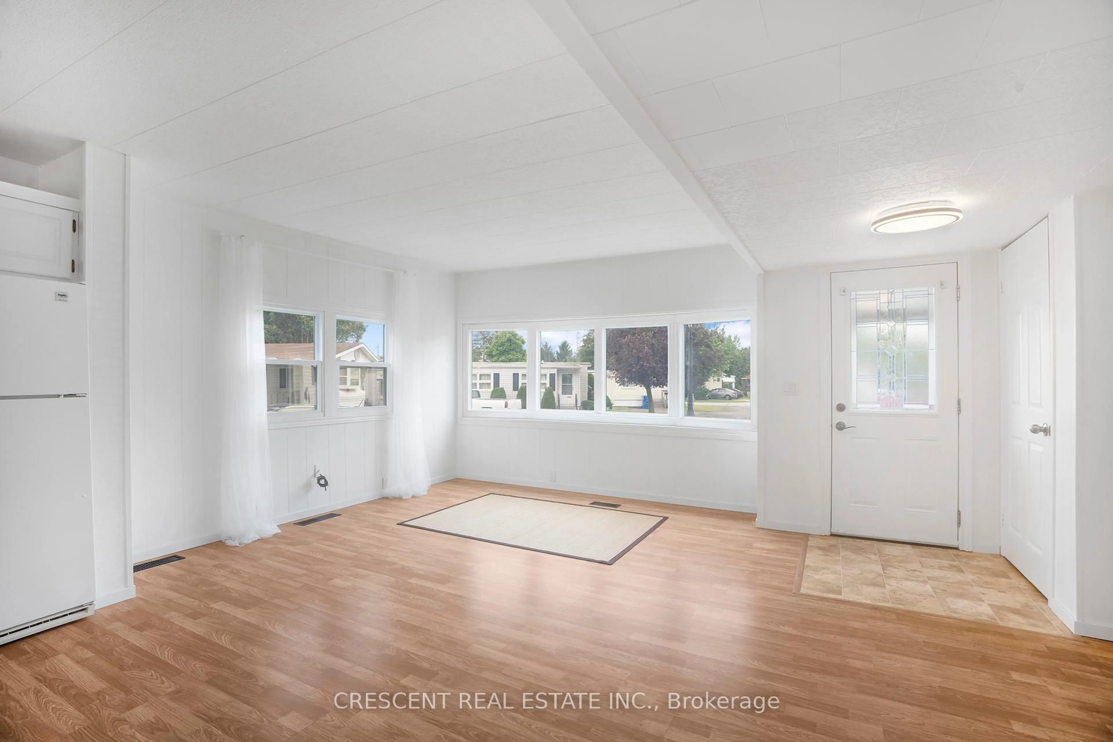 Indoor entryway for 22220 Charing Cross Rd #6, Chatham-Kent Ontario N7M 5V8