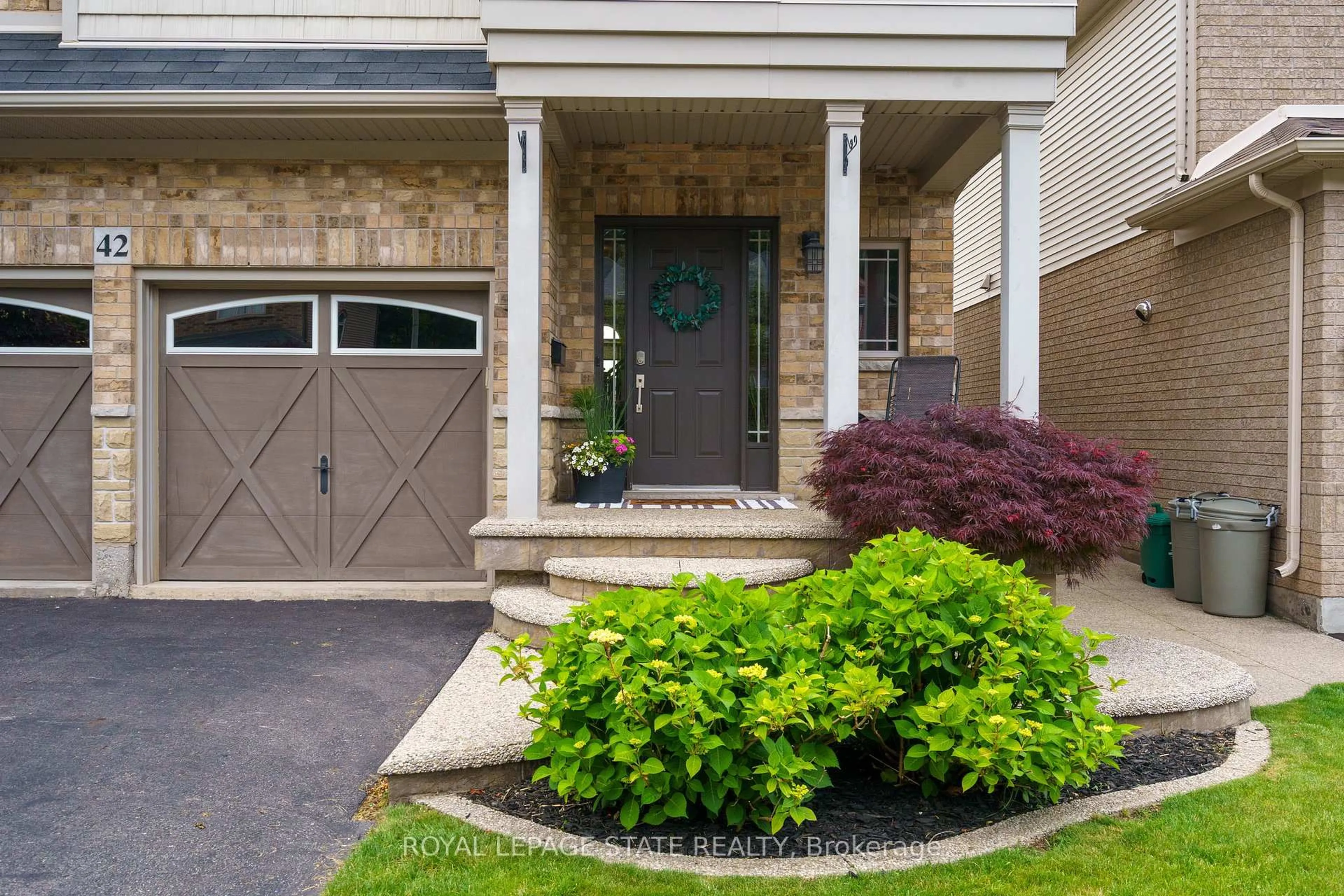 Indoor entryway for 42 Chestnut Dr, Grimsby Ontario L3M 0B9