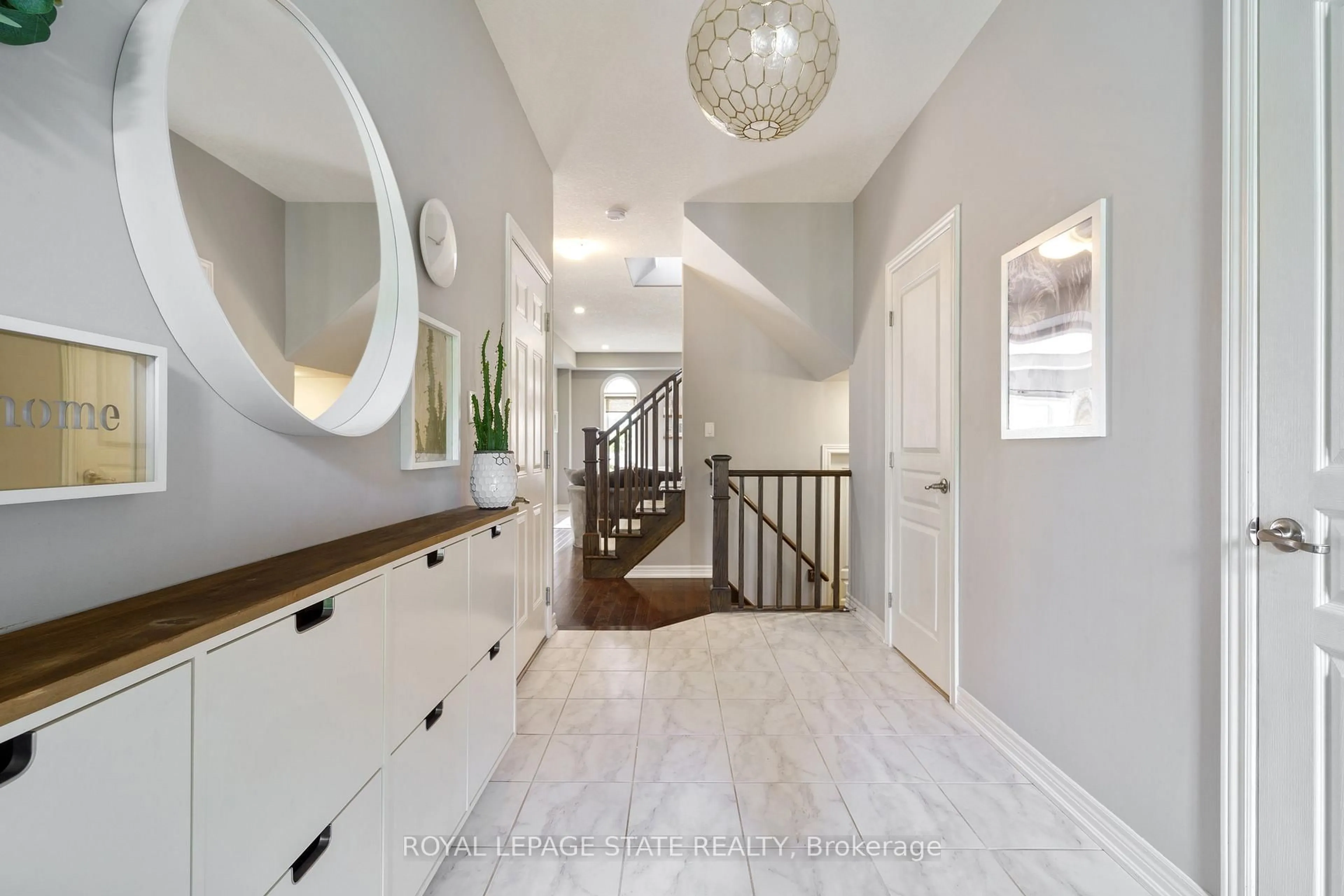 Indoor entryway for 42 Chestnut Dr, Grimsby Ontario L3M 0B9