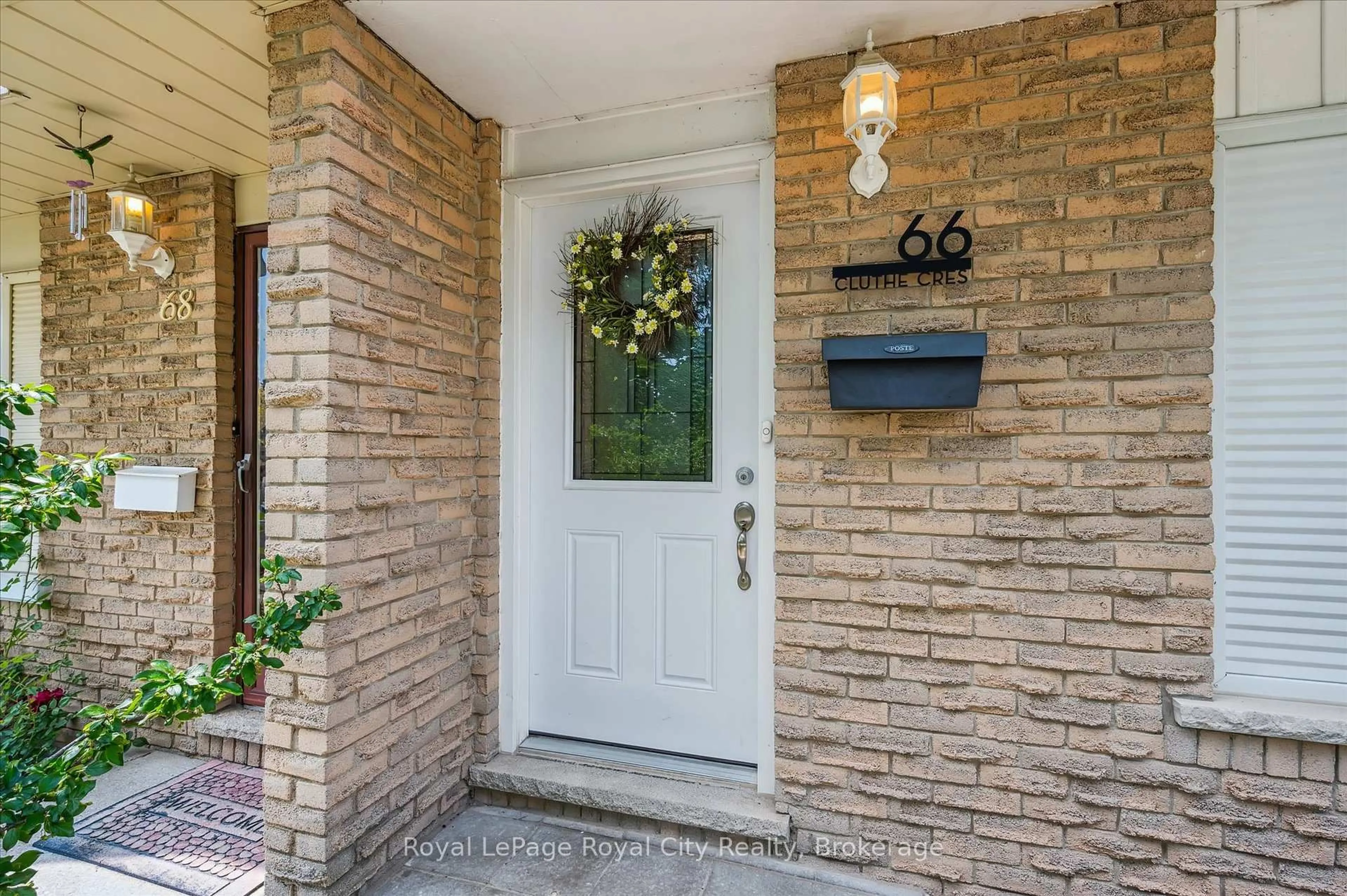 Indoor entryway for 66 Cluthe Cres, Kitchener Ontario N2P 1M8