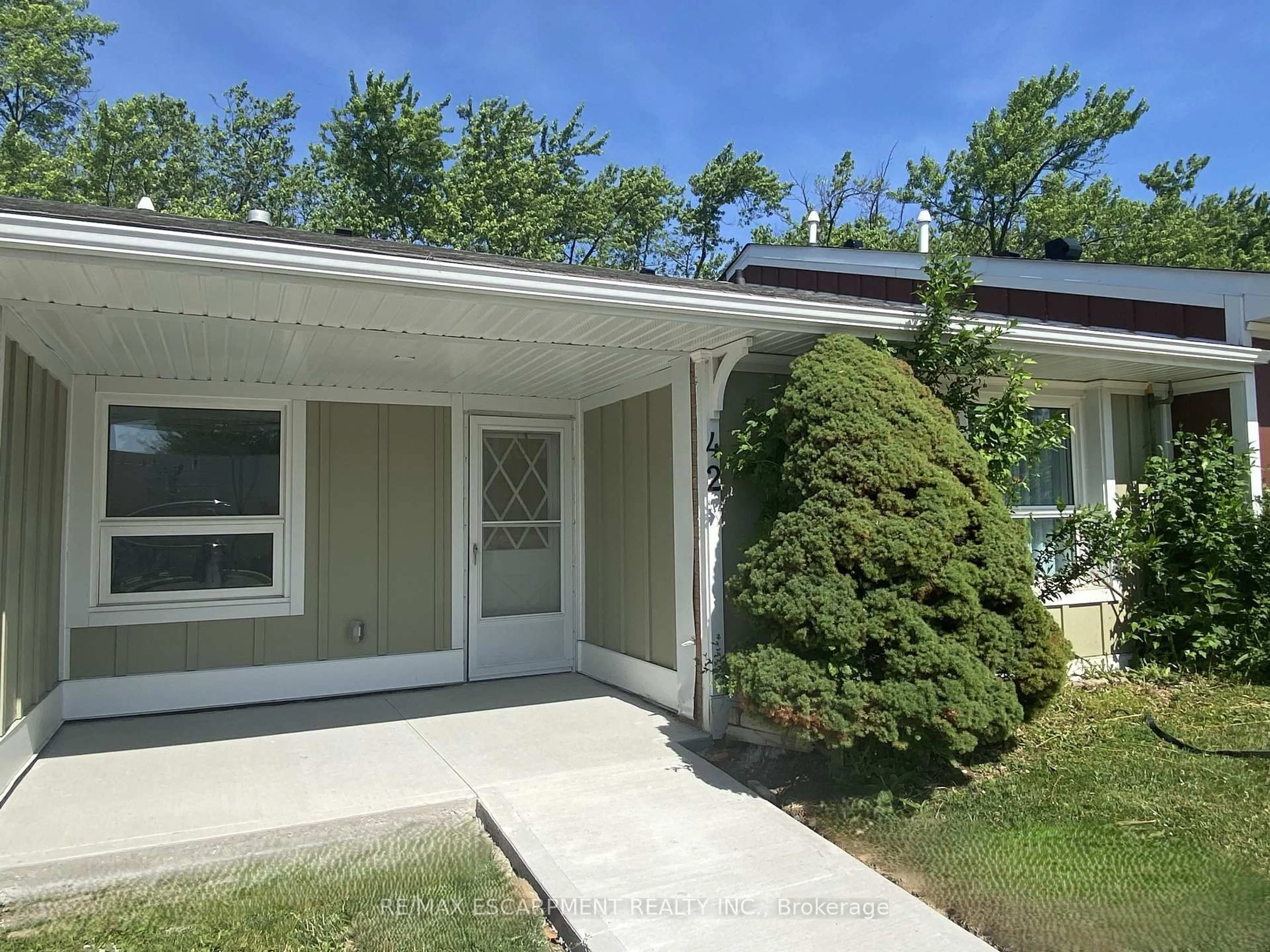 Home with vinyl exterior material, street for 42 SZOLLOSY Circ, Hamilton Ontario L9B 1T8