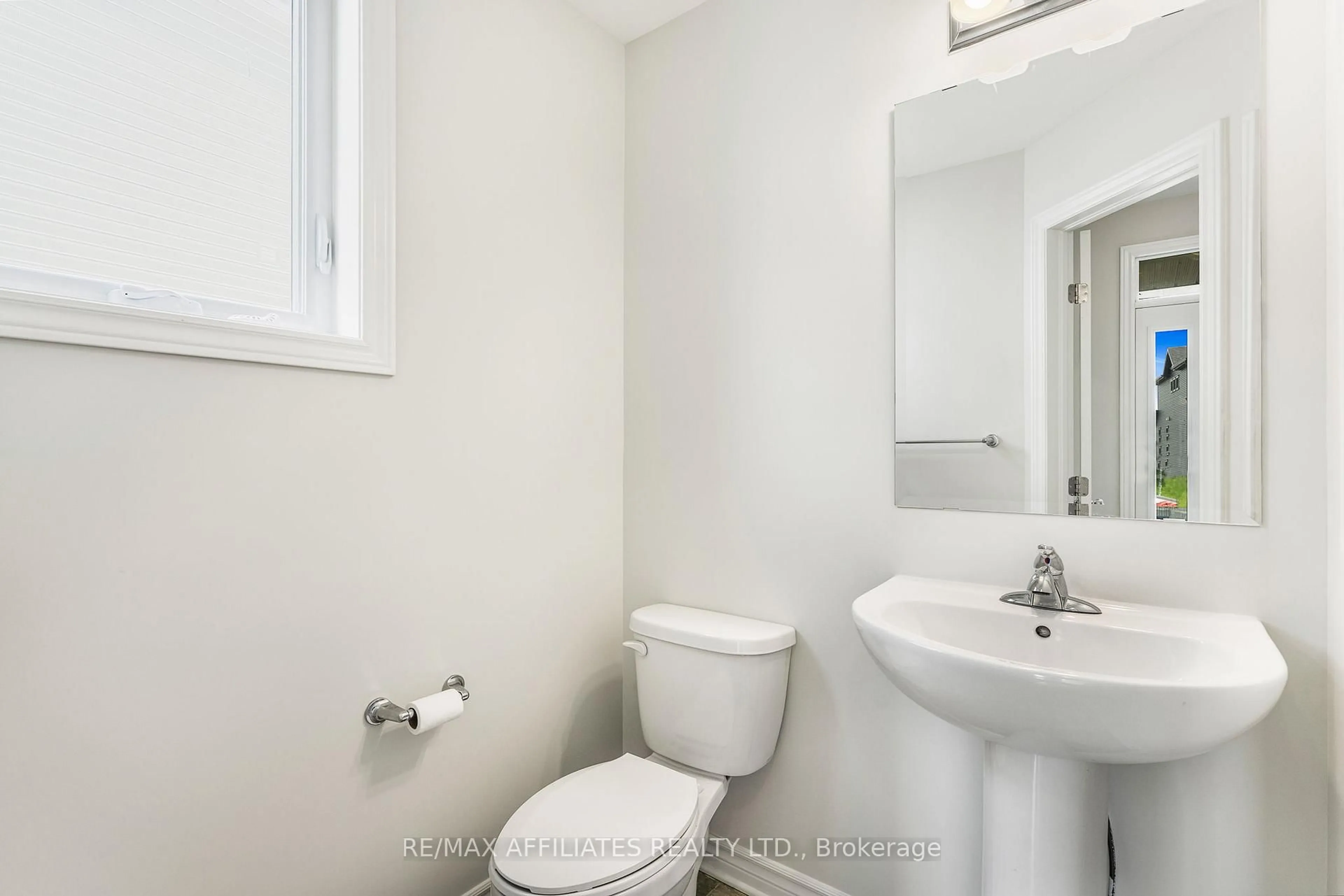 Standard bathroom, unknown for 784 Namur St, Russell Ontario K0A 1W0