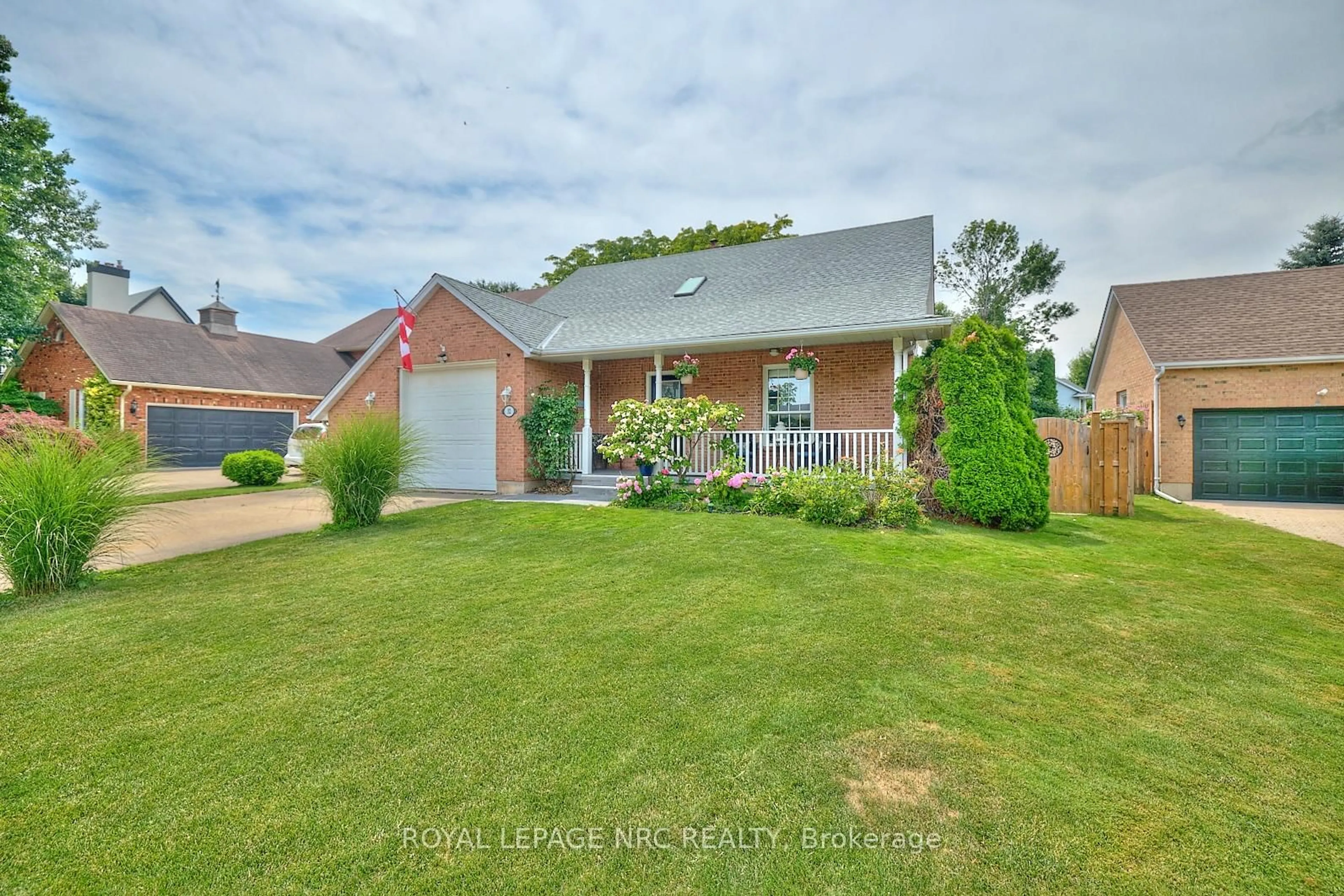A pic from outside/outdoor area/front of a property/back of a property/a pic from drone, street for 32 The Promenade Rd, Niagara-on-the-Lake Ontario L0S 1J0