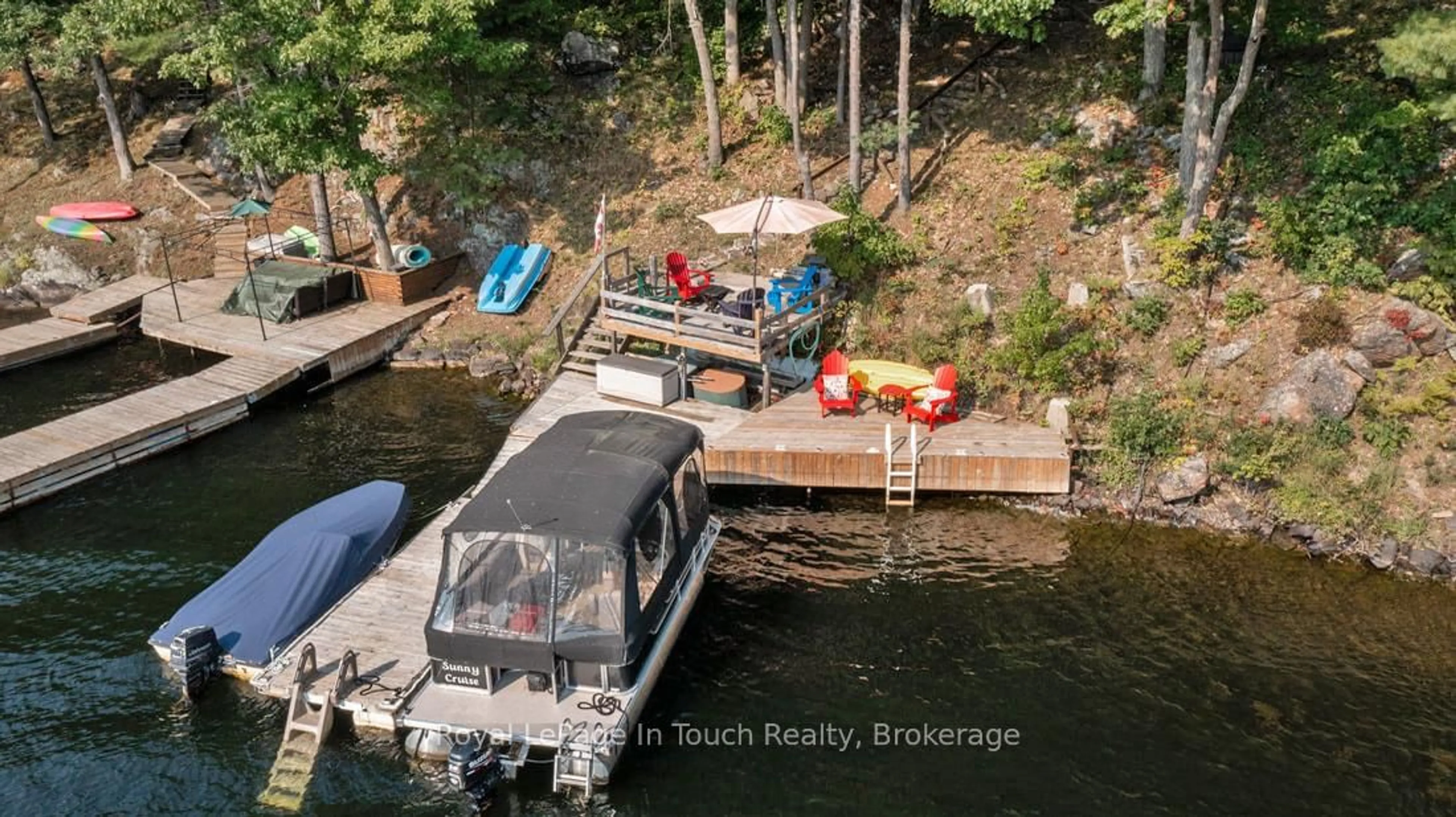 A pic from outside/outdoor area/front of a property/back of a property/a pic from drone, water/lake/river/ocean view for 21 SEVERN RIVER SR406, Muskoka Lakes Ontario L0K 1E0