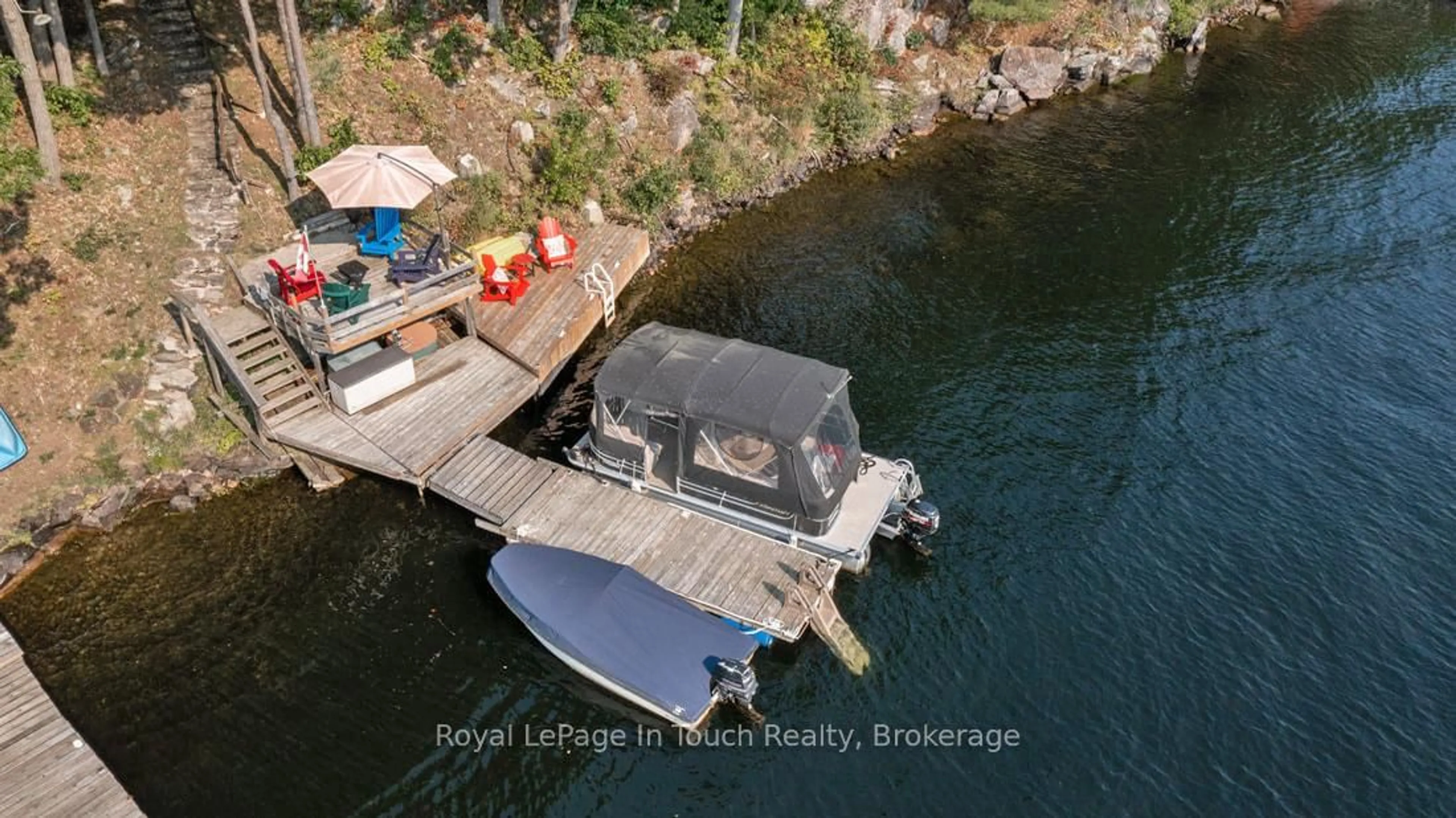 A pic from outside/outdoor area/front of a property/back of a property/a pic from drone, water/lake/river/ocean view for 21 SEVERN RIVER SR406, Muskoka Lakes Ontario L0K 1E0