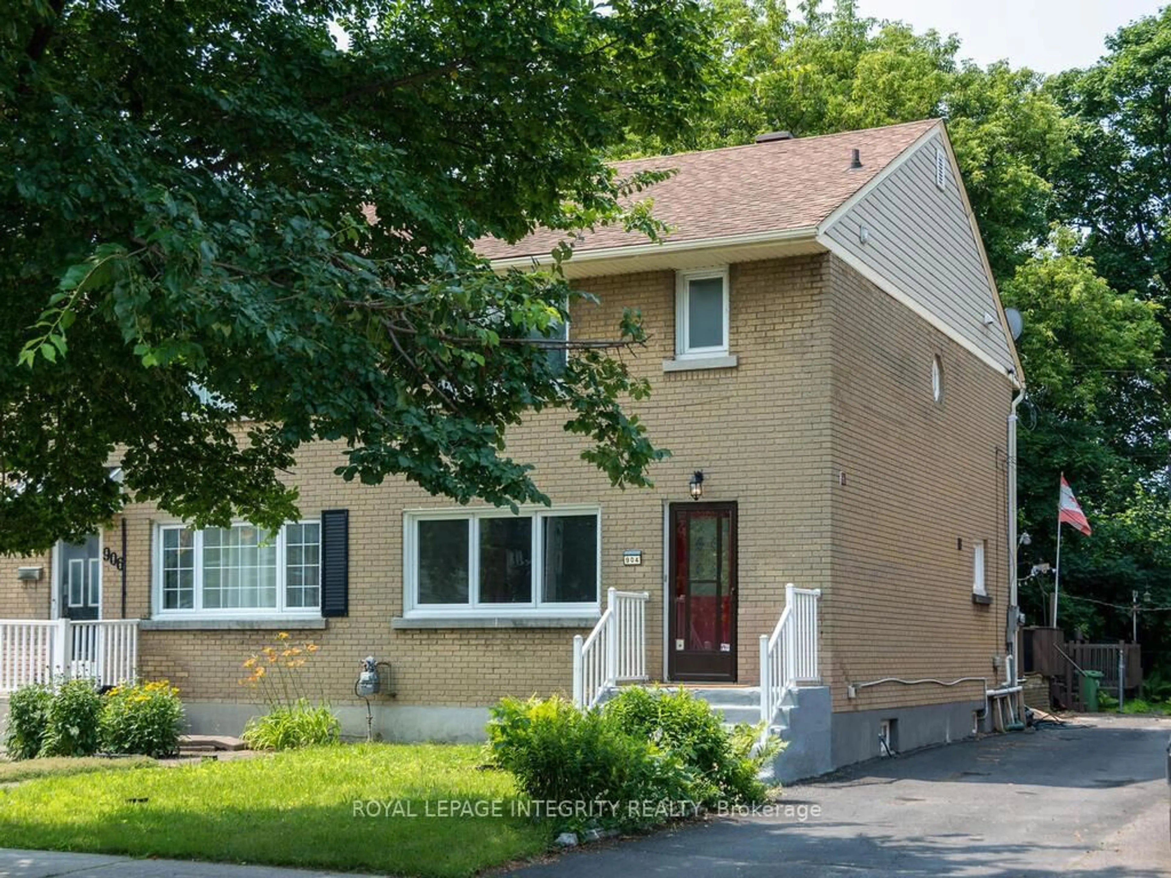 Home with vinyl exterior material, street for 904 Kirkwood Ave, Ottawa Ontario K1Z 5Y4