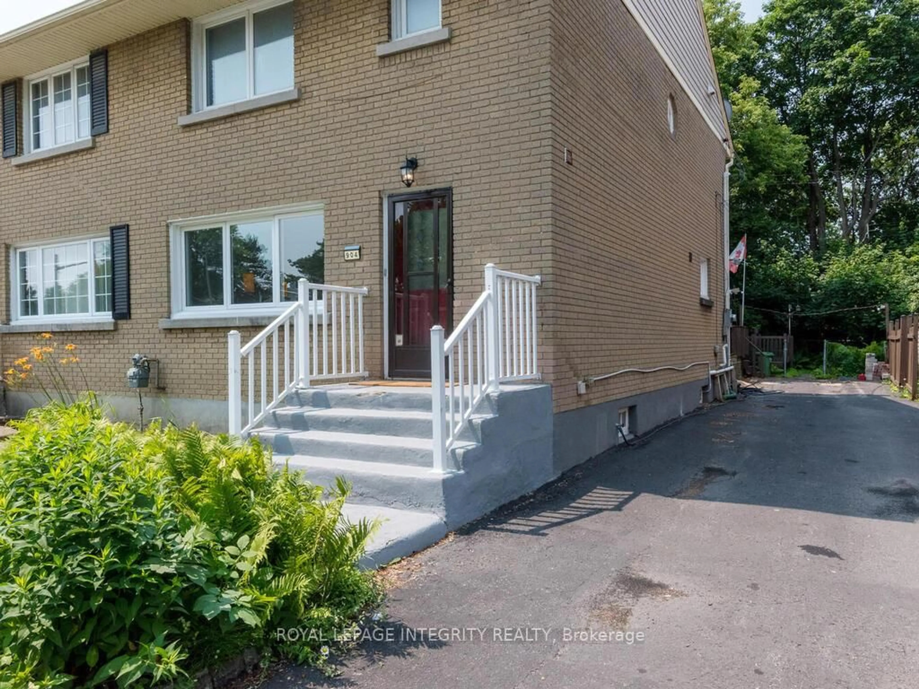 Unknown for 904 Kirkwood Ave, Ottawa Ontario K1Z 5Y4
