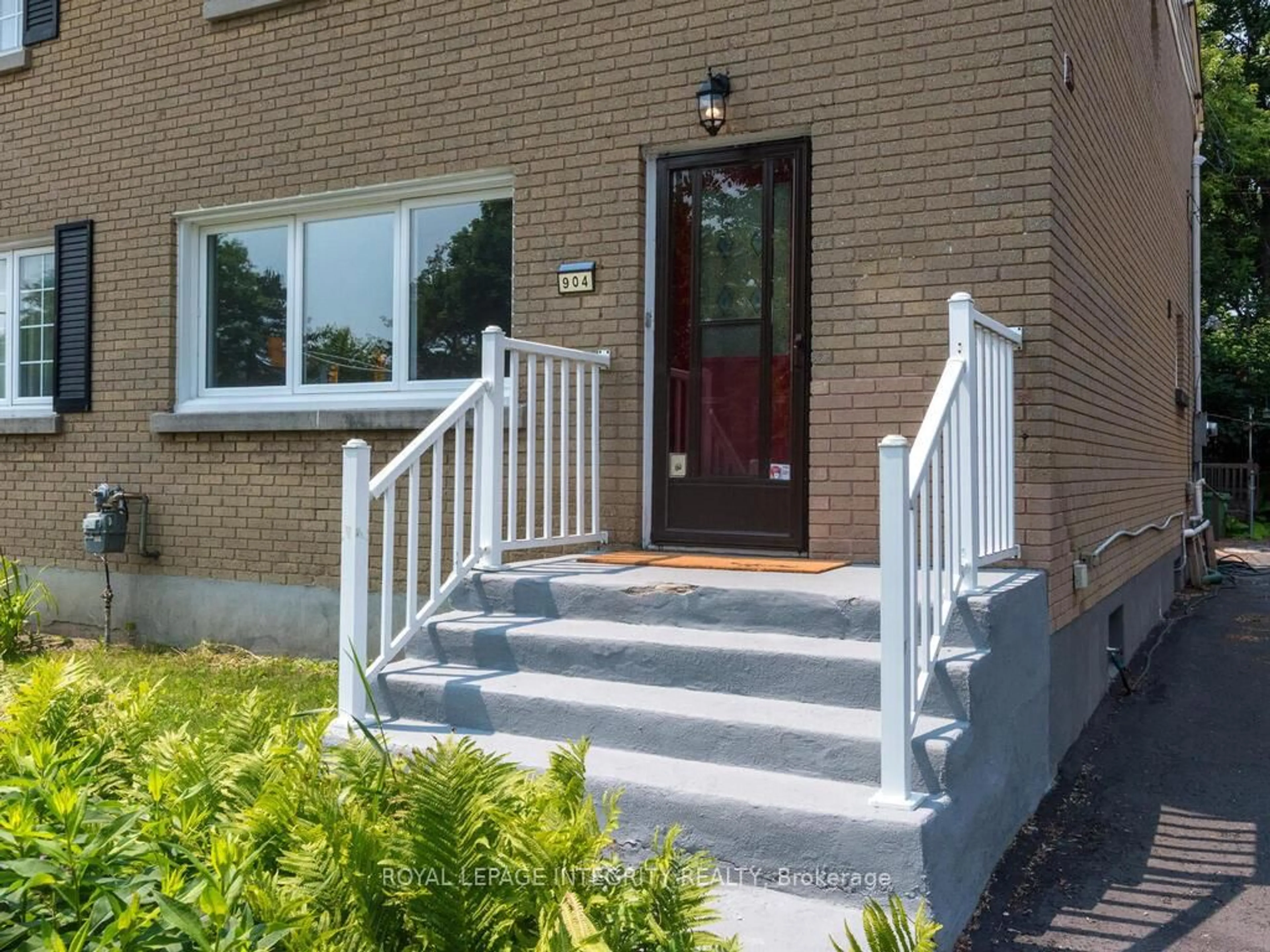 Unknown for 904 Kirkwood Ave, Ottawa Ontario K1Z 5Y4