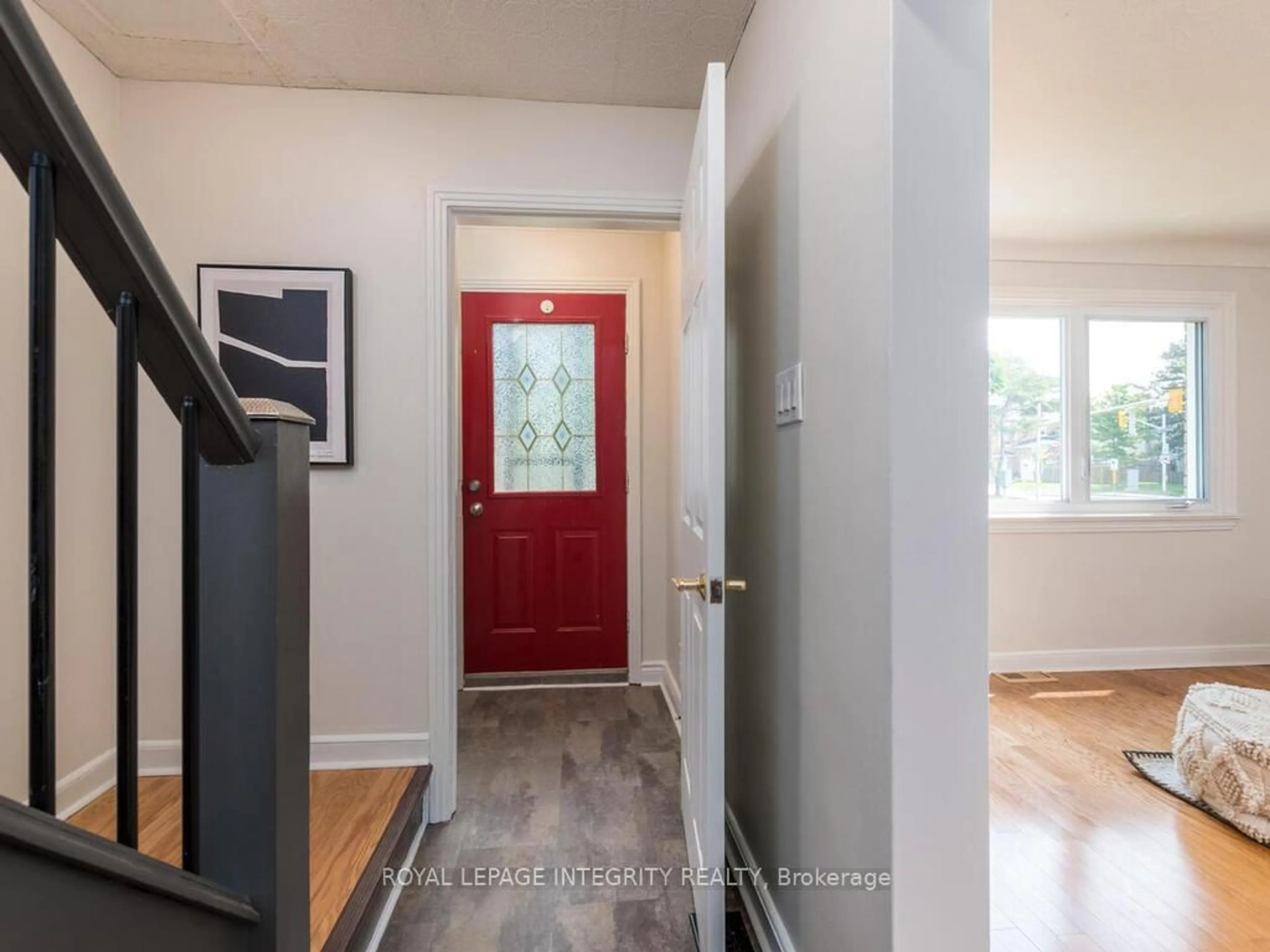 Indoor entryway for 904 Kirkwood Ave, Ottawa Ontario K1Z 5Y4