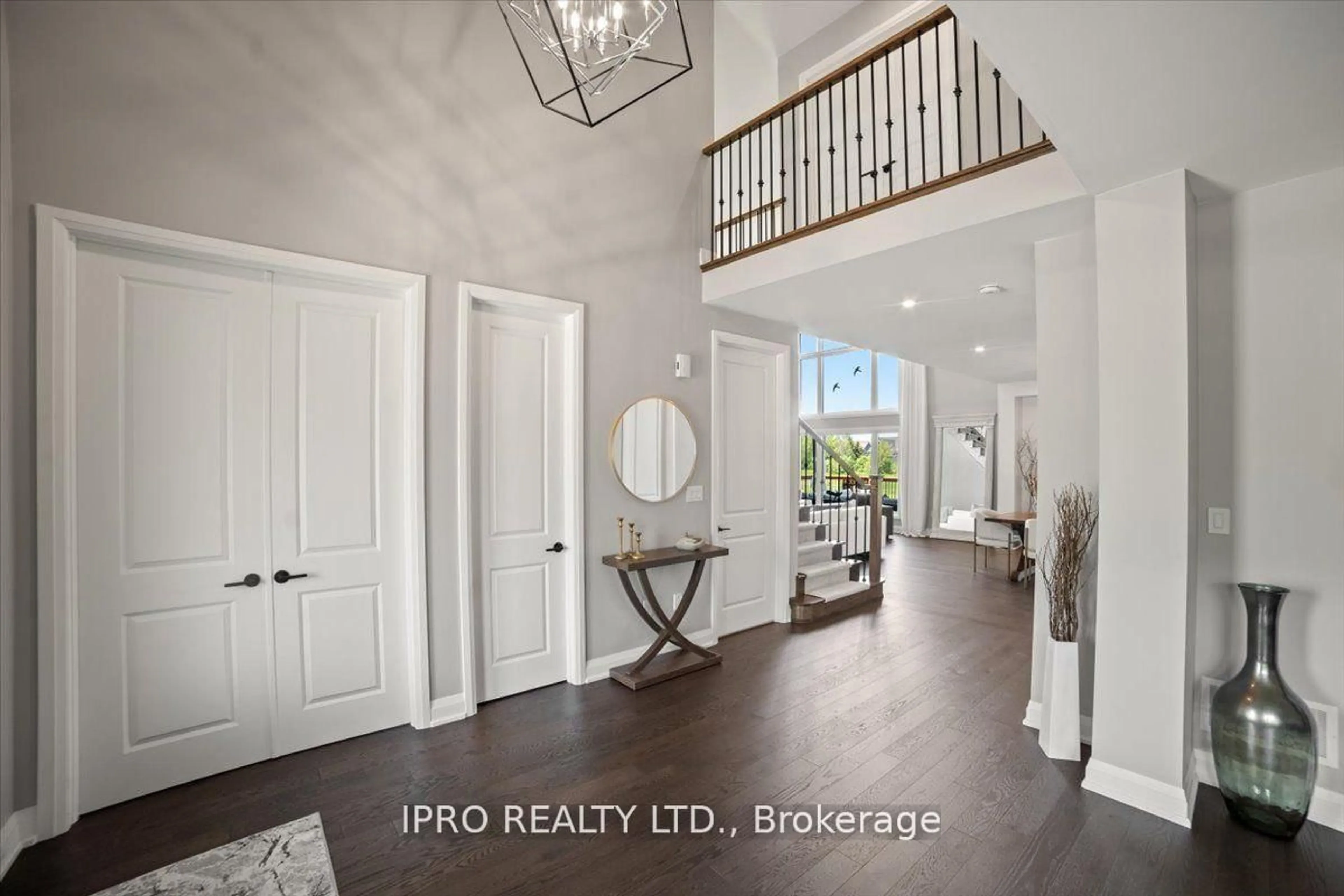 Indoor entryway for 138 Creekwood Crt, Blue Mountains Ontario L9Y 0V1