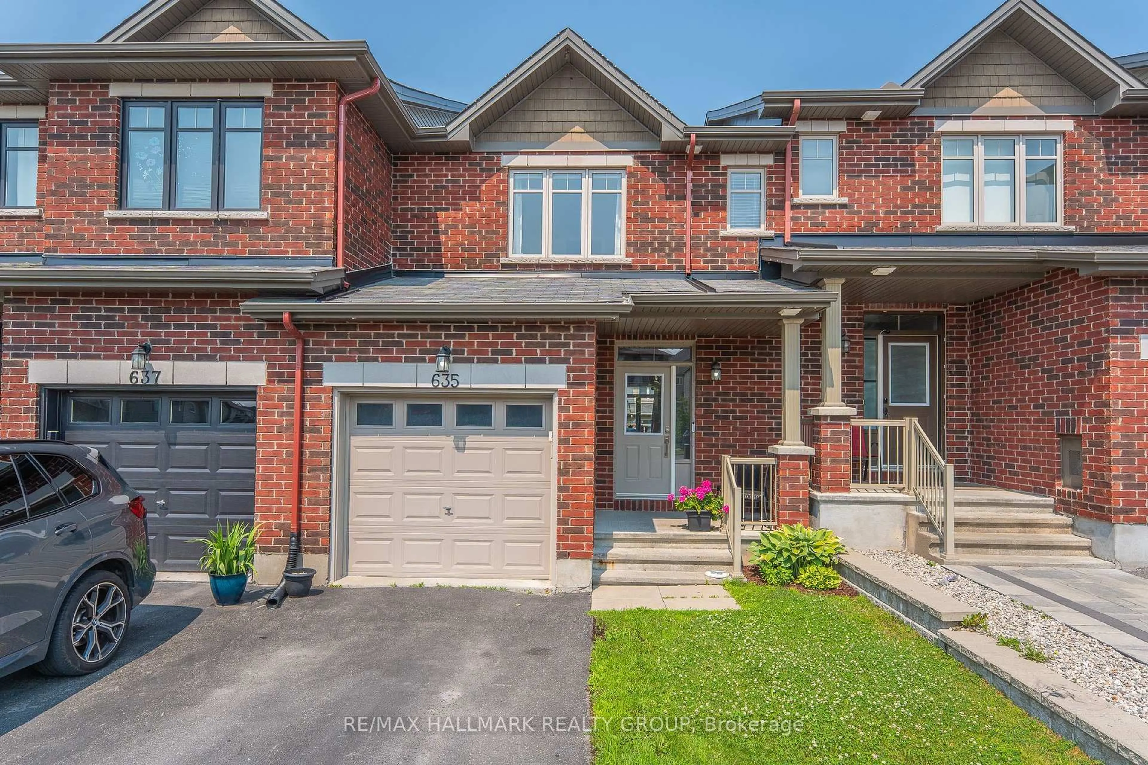 Home with brick exterior material, street for 635 Spring Valley Dr, Ottawa Ontario K1W 0C5