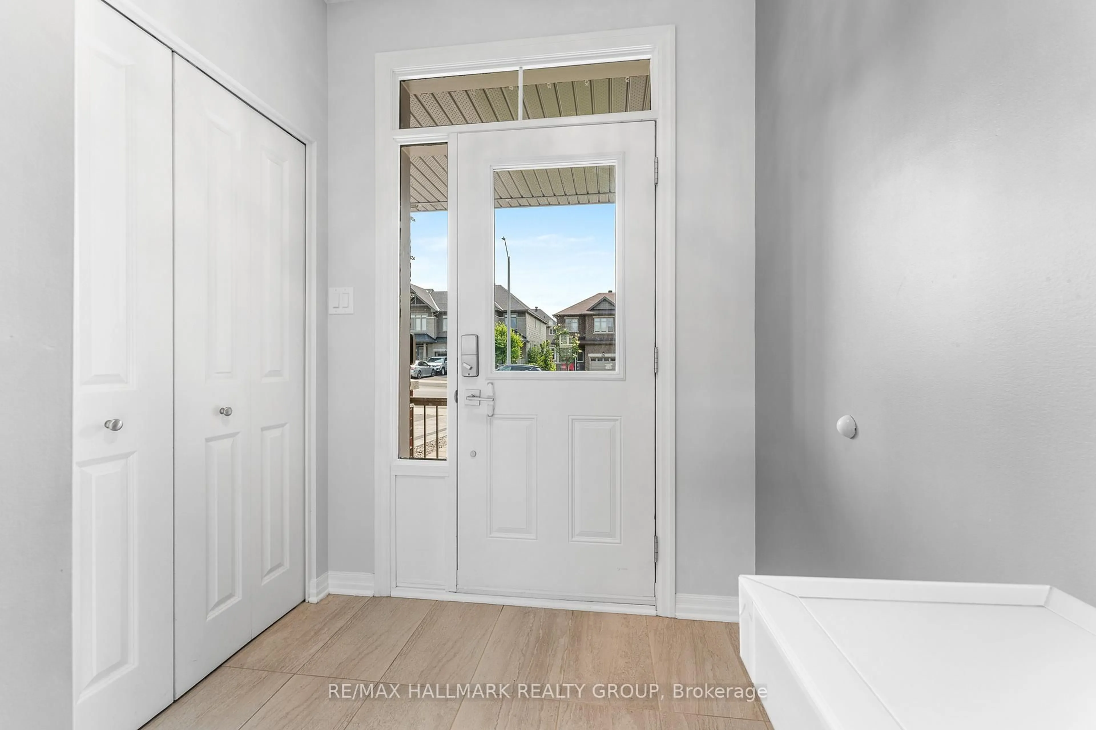 Indoor entryway for 635 Spring Valley Dr, Ottawa Ontario K1W 0C5