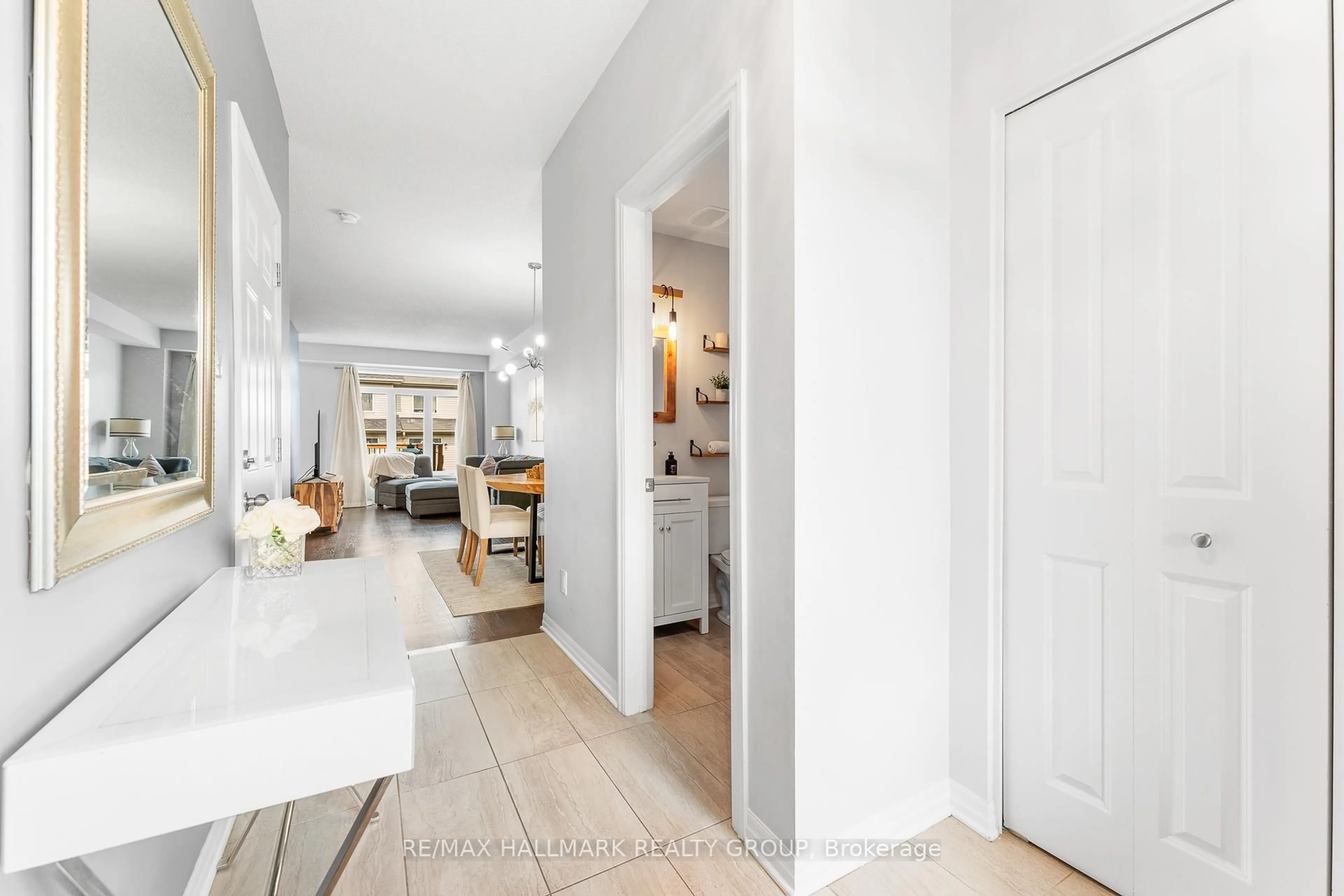 Indoor entryway for 635 Spring Valley Dr, Ottawa Ontario K1W 0C5