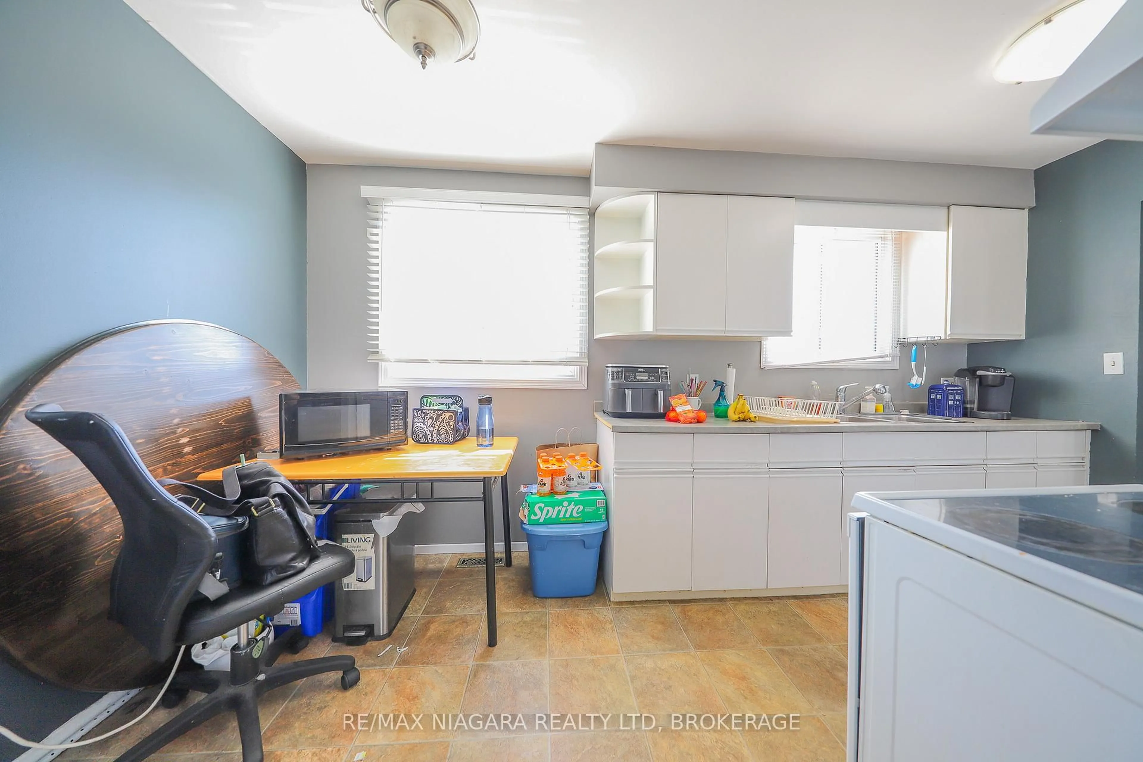 Standard kitchen, unknown for 30 Garfield Lane, St. Catharines Ontario L2R 7G9