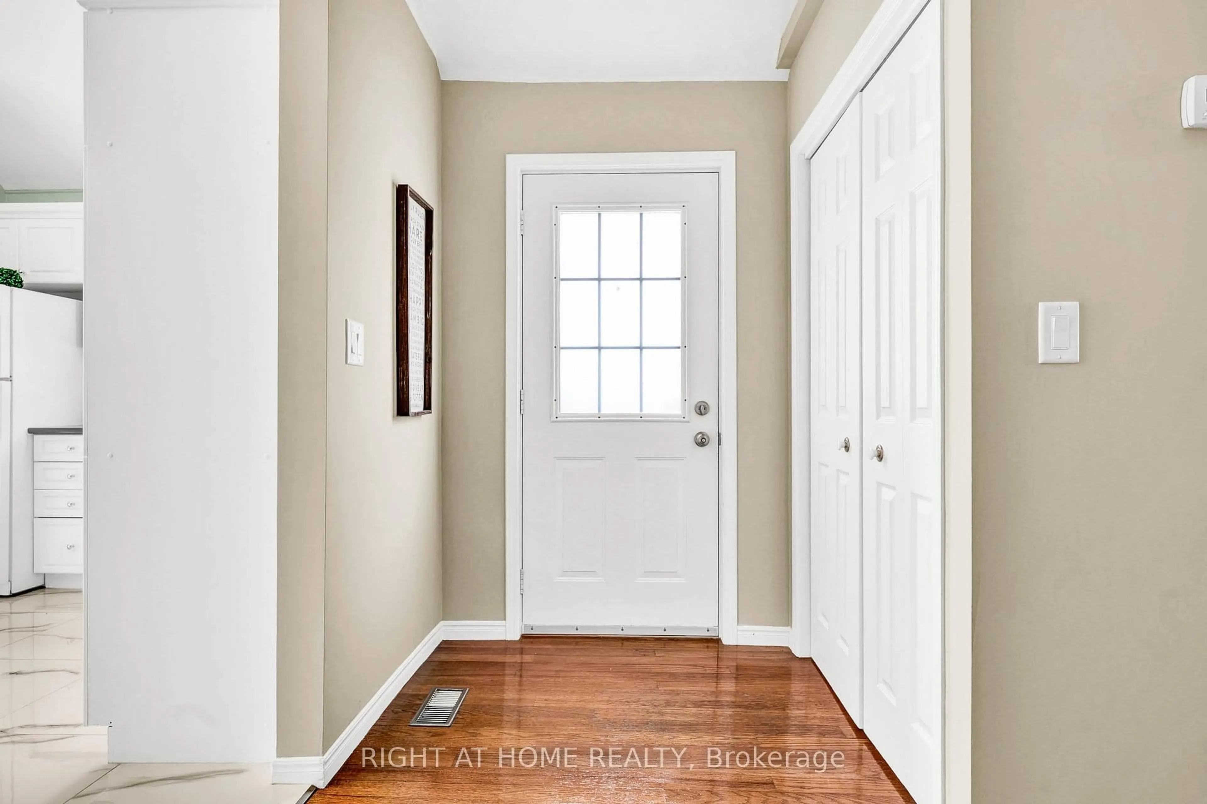 Indoor entryway for 1186 Dunsmure Rd, Hamilton Ontario L8H 1L2