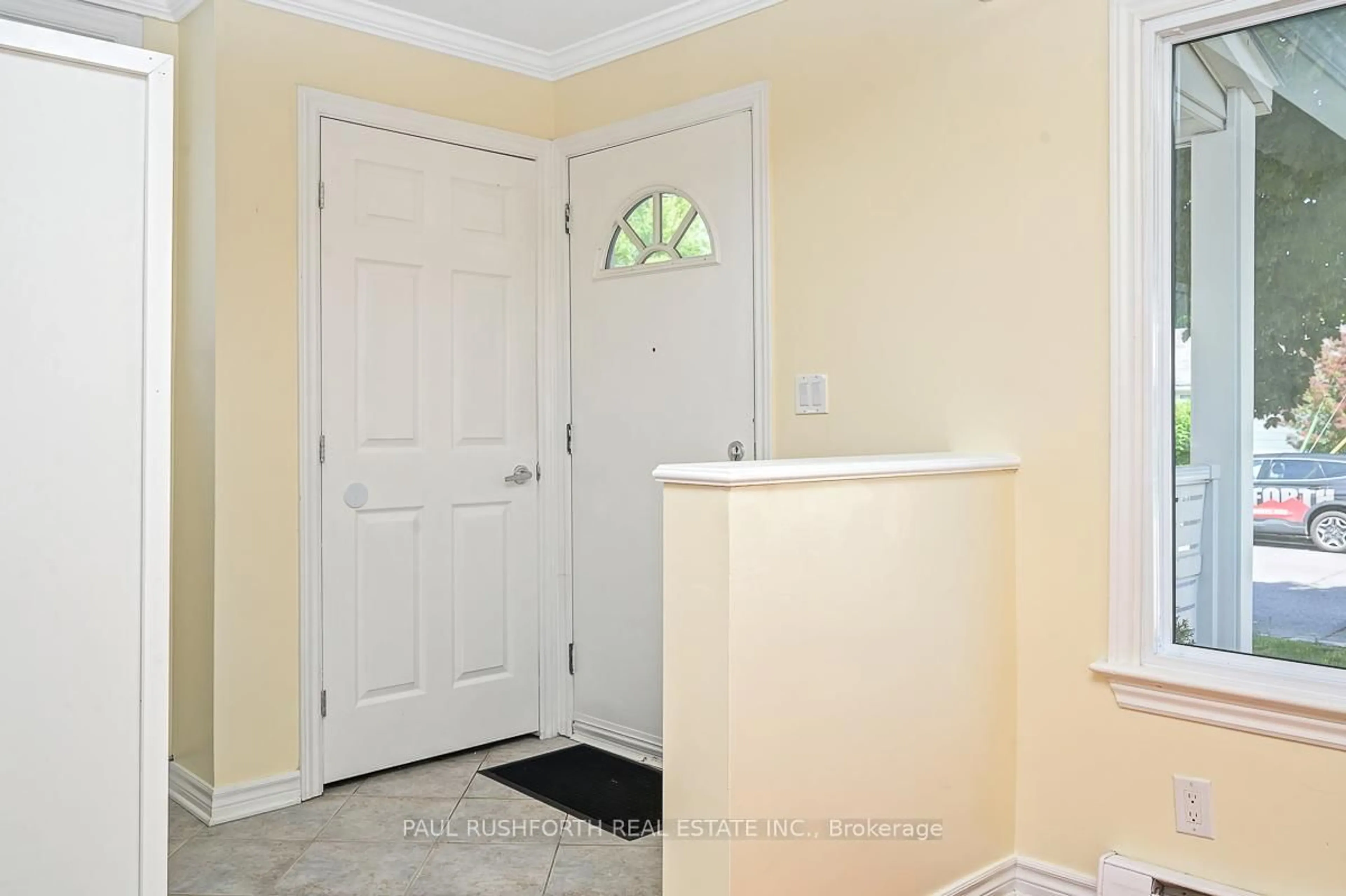 Indoor entryway for 978 Admiral Ave, Ottawa Ontario K1Z 6L9