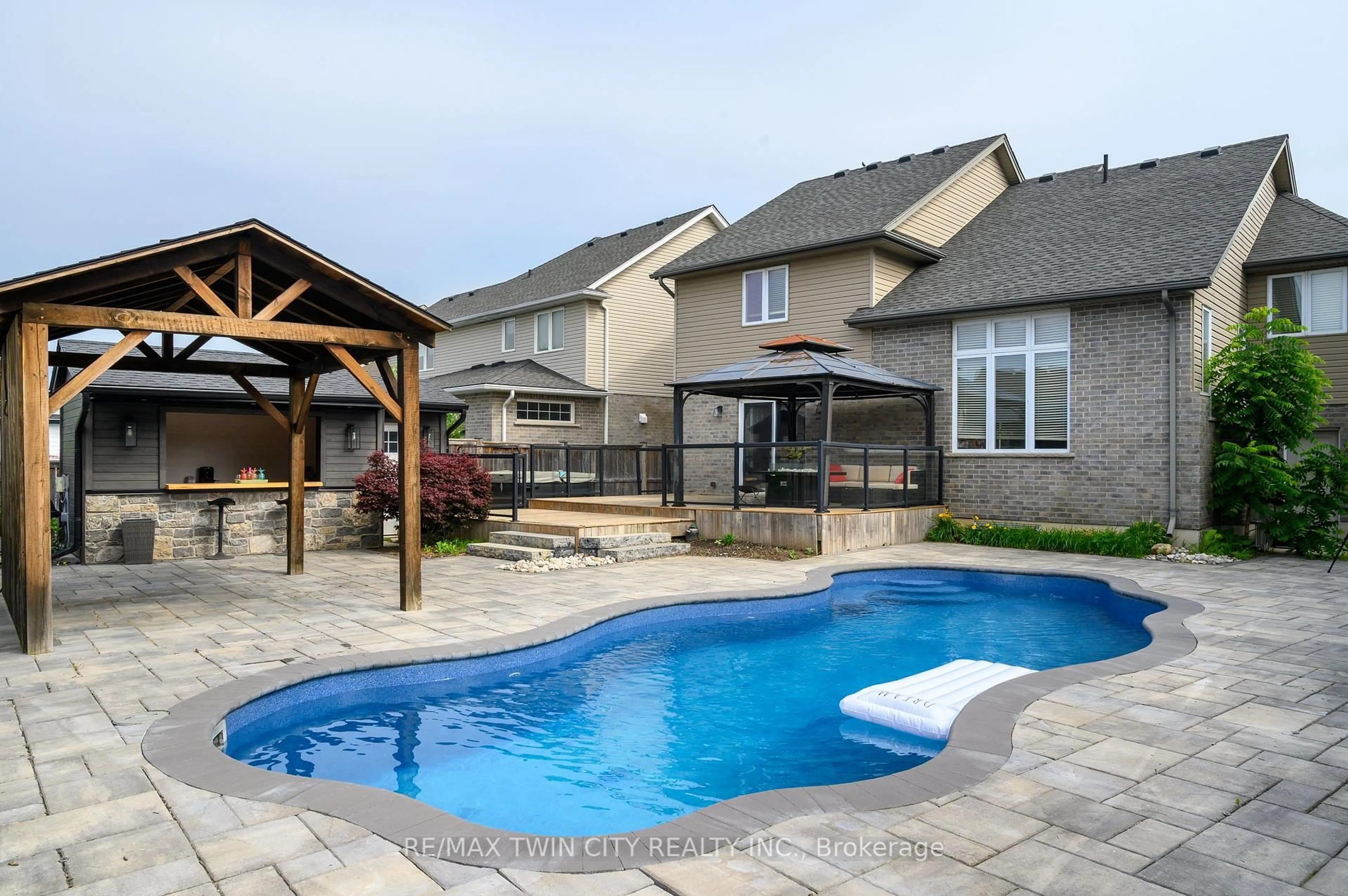 Pool for 633 Halifax Rd, Woodstock Ontario N4T 0E8
