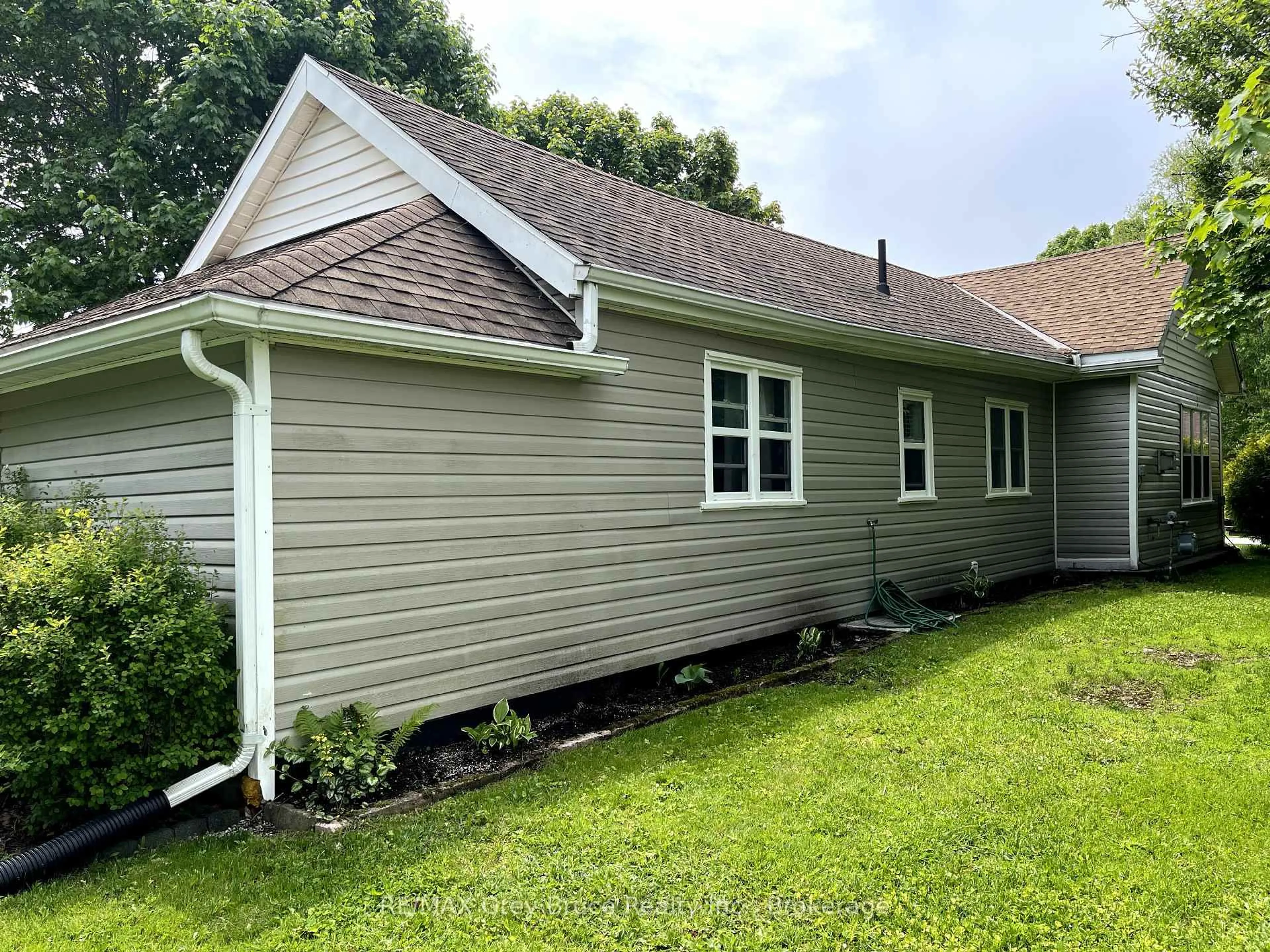 Home with vinyl exterior material, building for 523 Tyson St, South Bruce Peninsula Ontario N0H 2T0