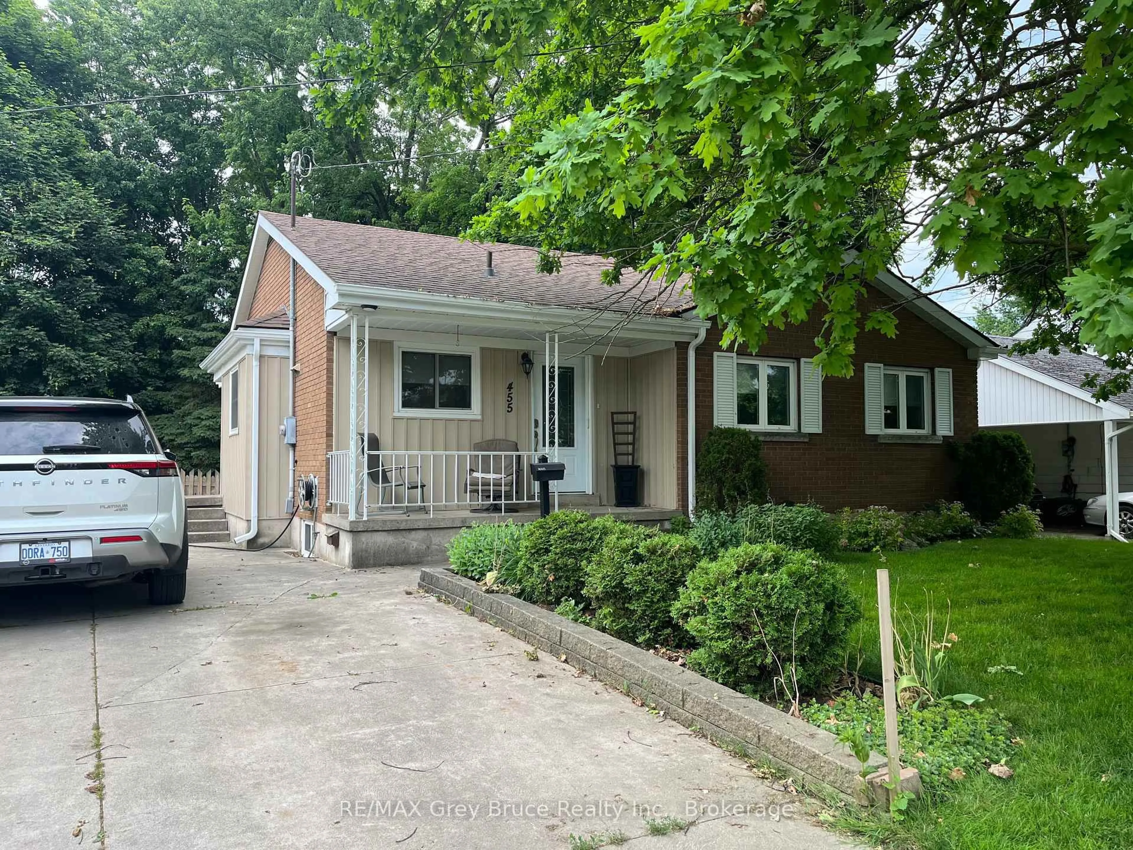 Home with vinyl exterior material, street for 455 7th Ave, Owen Sound Ontario N4K 2X2