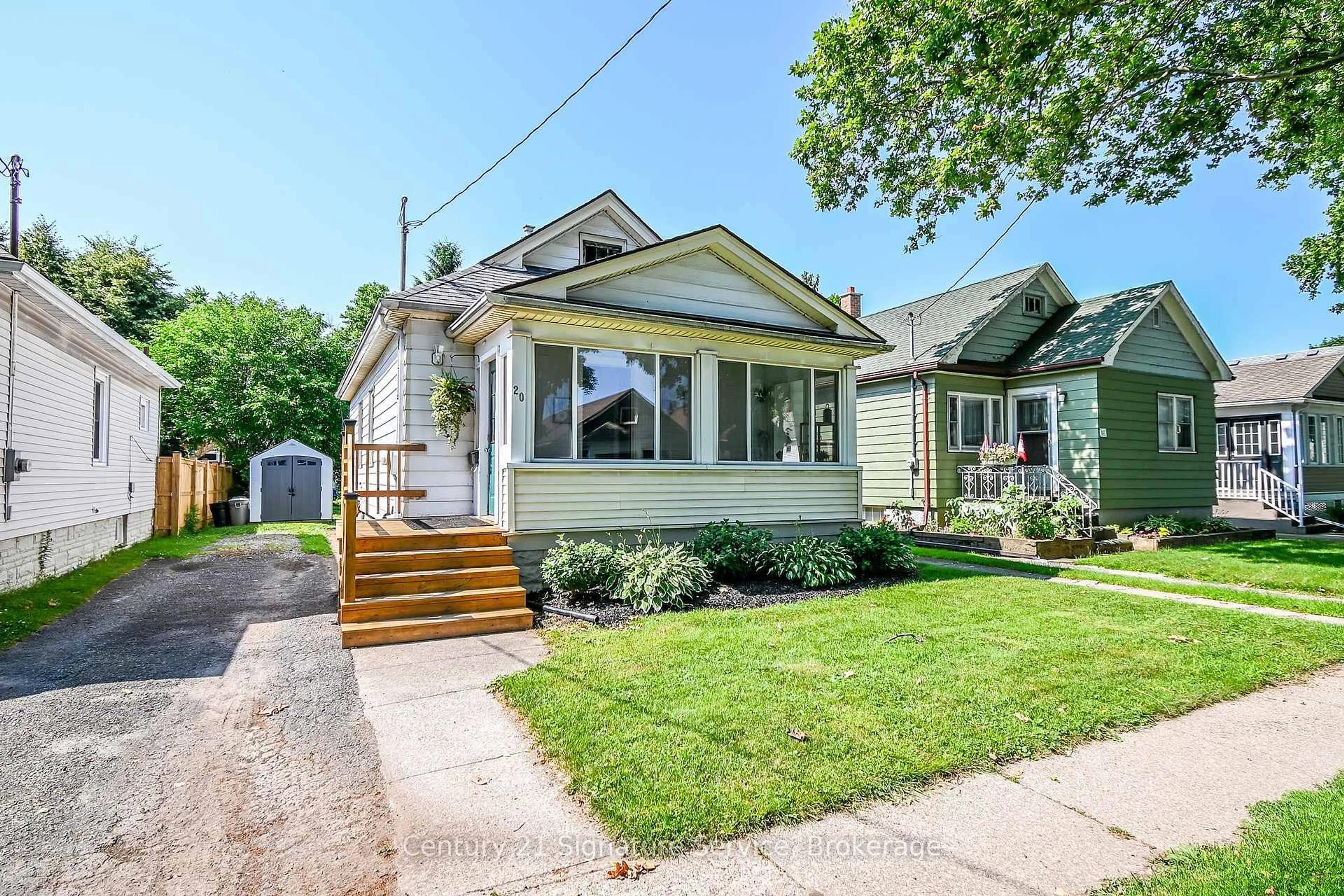 Home with vinyl exterior material, street for 20 Linden St, St. Catharines Ontario L2R 1H5