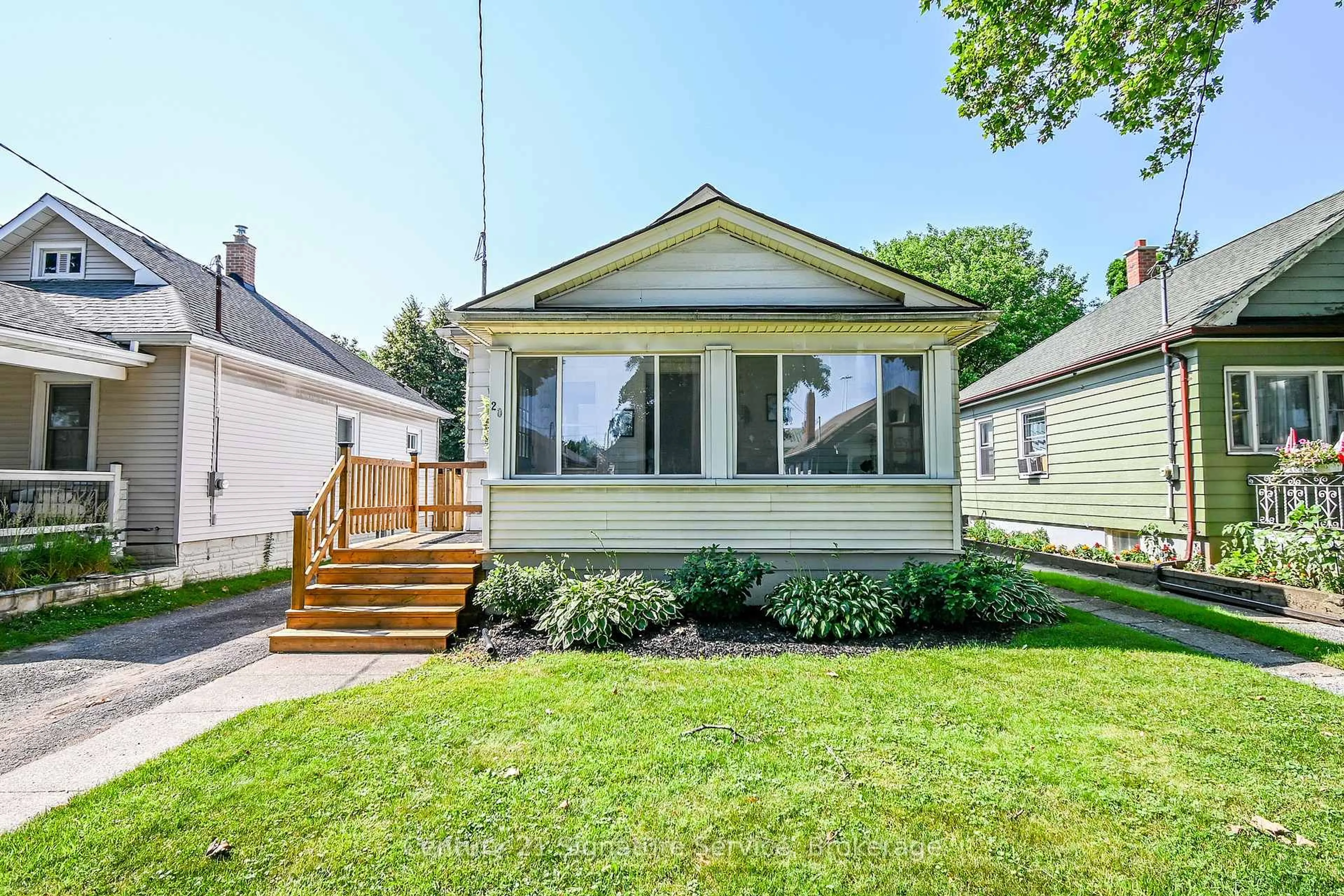 Home with vinyl exterior material, street for 20 Linden St, St. Catharines Ontario L2R 1H5
