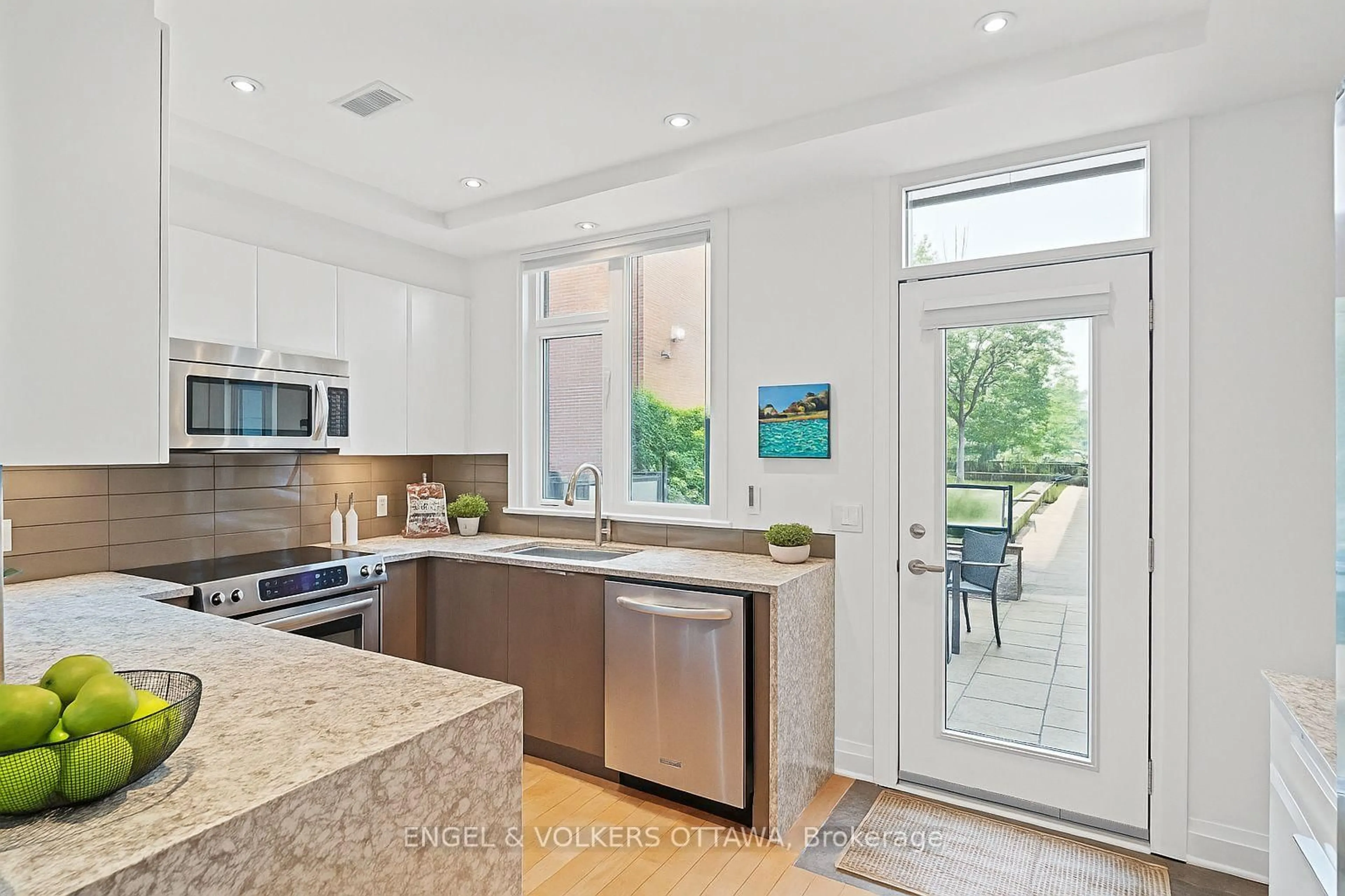 Open concept kitchen, ceramic/tile floor for 453 Edison Ave, Ottawa Ontario K2A 1S5