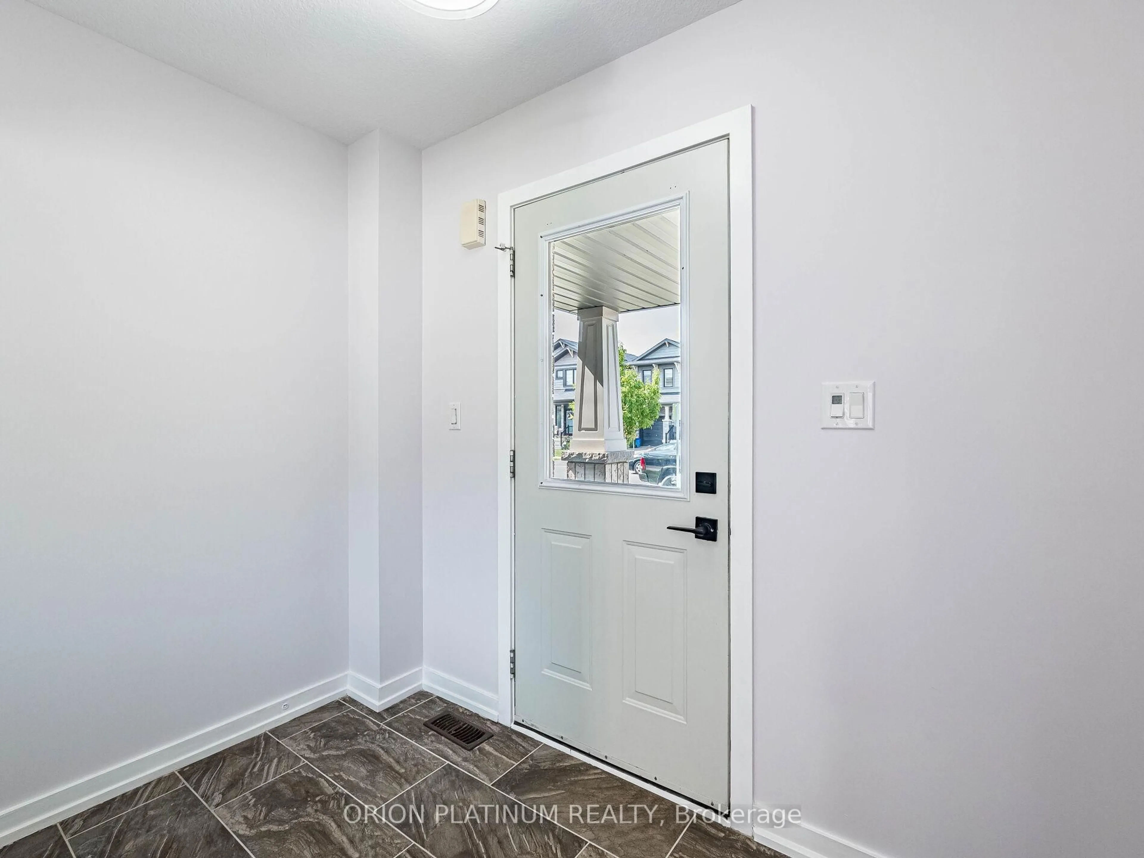 Indoor entryway for 12 Bradshaw Dr, Hamilton Ontario L8J 0K7