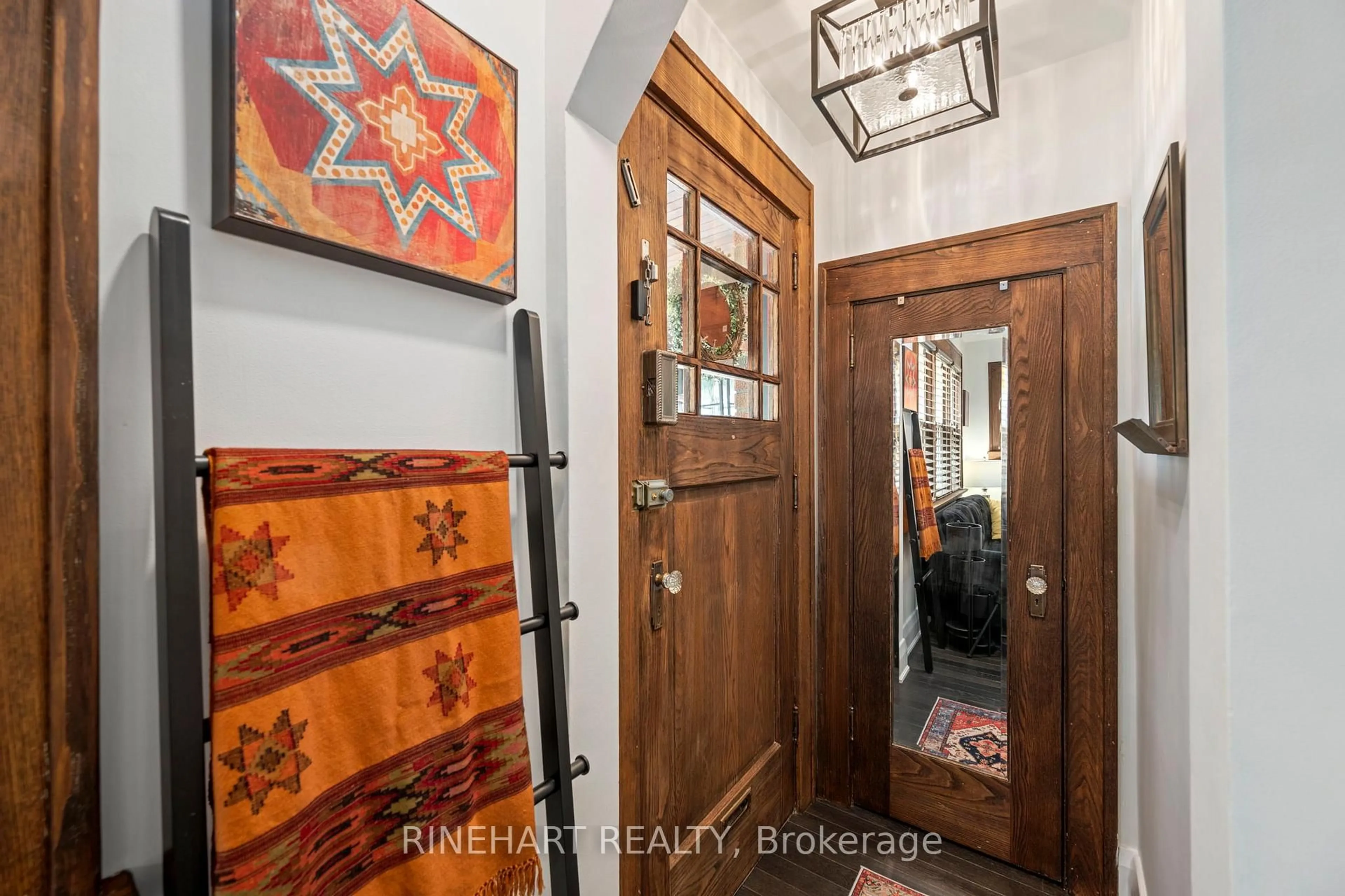Indoor entryway for 668 Piccadilly St, London East Ontario N5Y 3H2