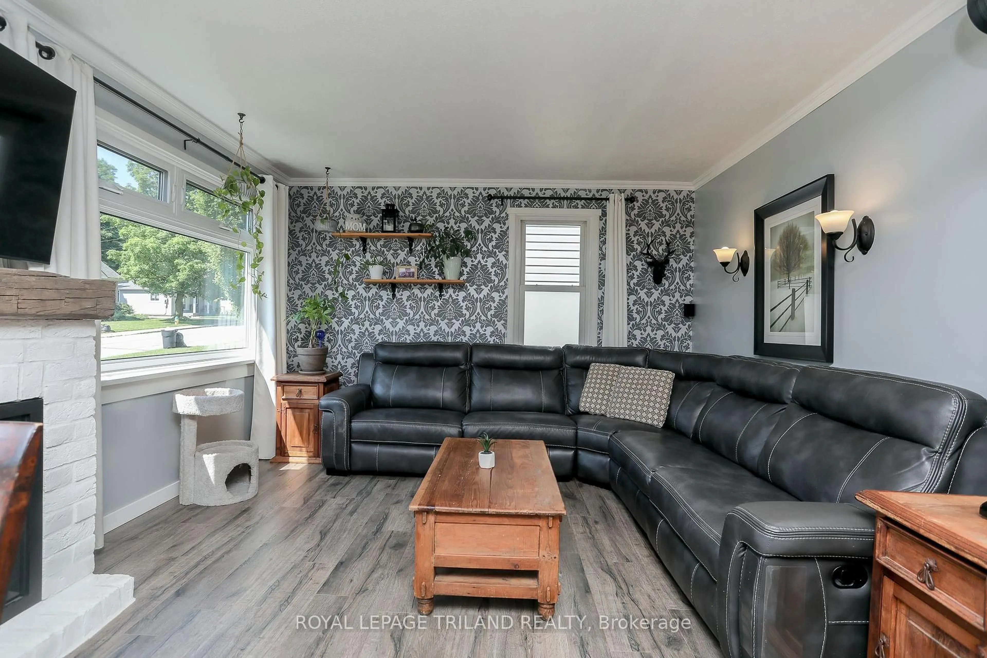Living room with furniture, unknown for 335 Kendall Ave, Woodstock Ontario N4S 2B7