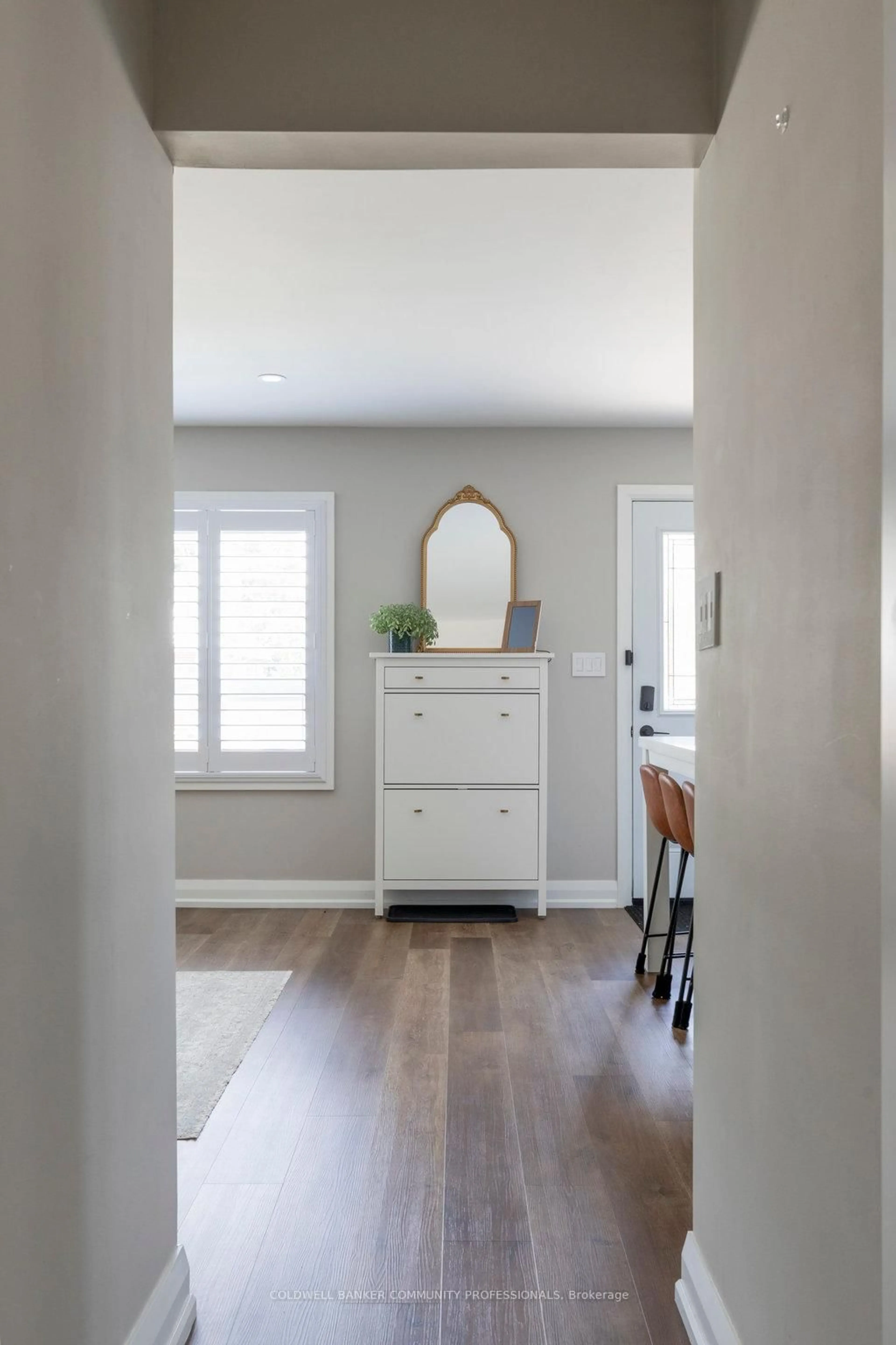 Indoor entryway for 40 Duncombe Dr, Hamilton Ontario L9A 2E8