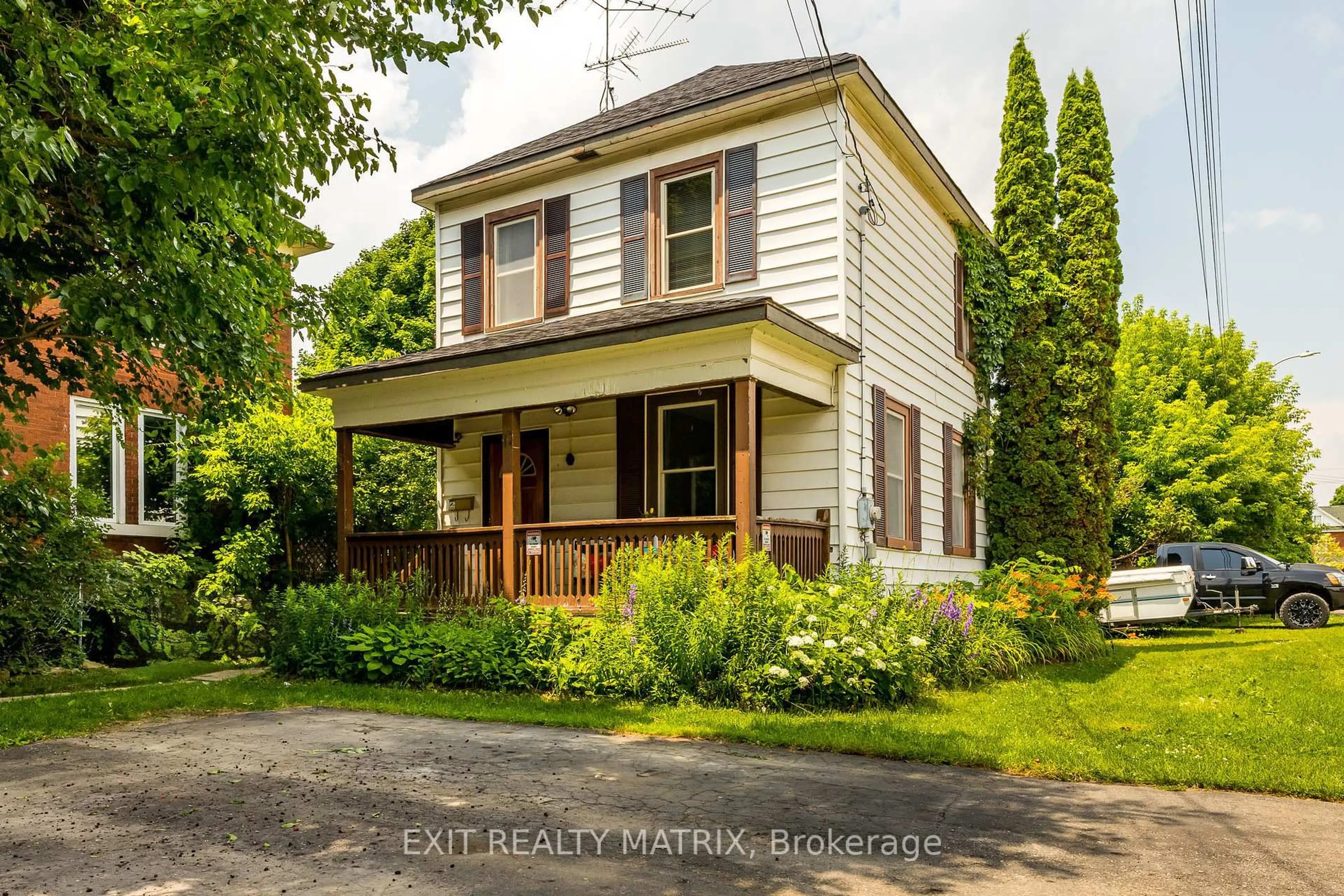 Home with vinyl exterior material, street for 62 Russell St, Smiths Falls Ontario K7A 1G4
