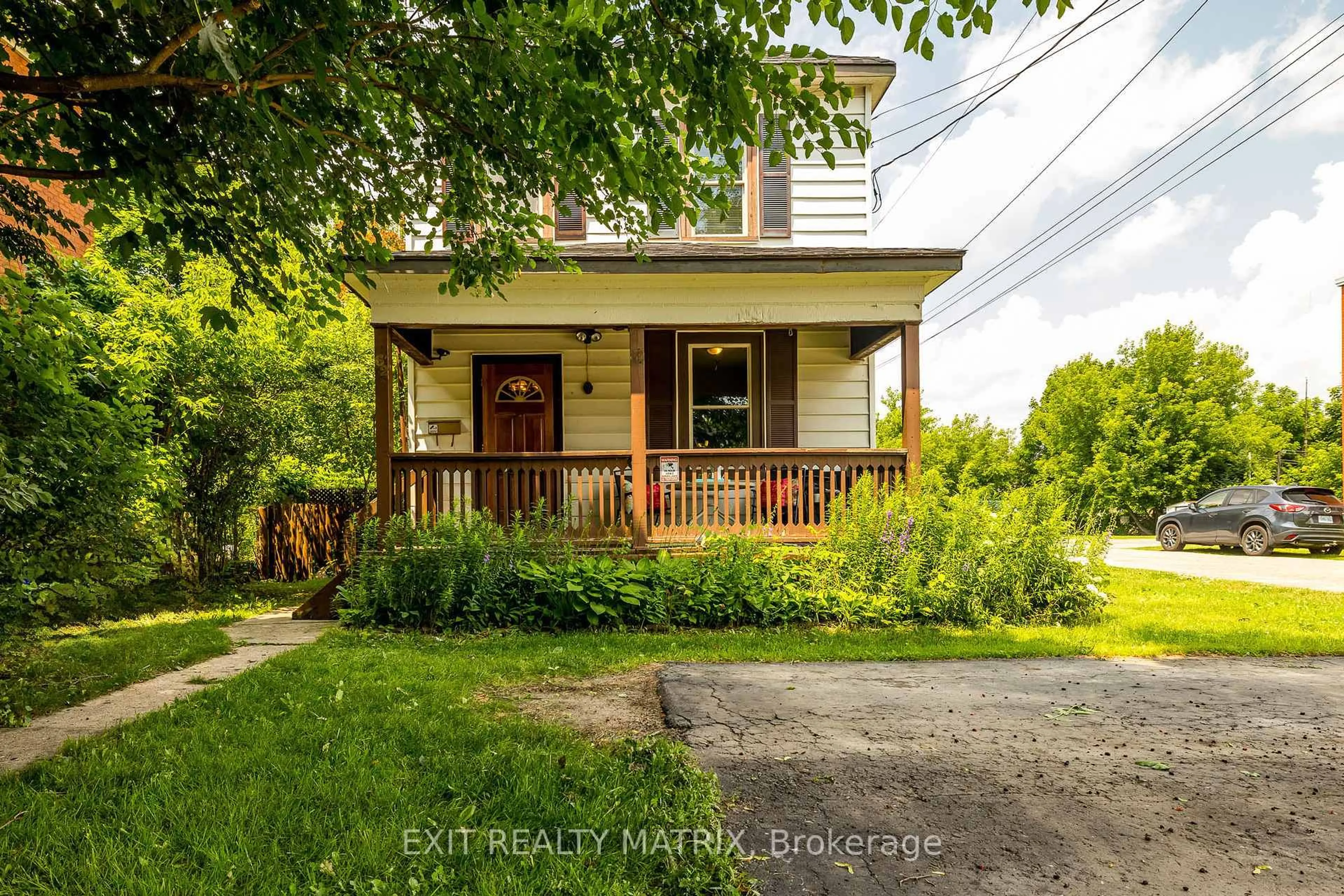 A pic from outside/outdoor area/front of a property/back of a property/a pic from drone, street for 62 Russell St, Smiths Falls Ontario K7A 1G4
