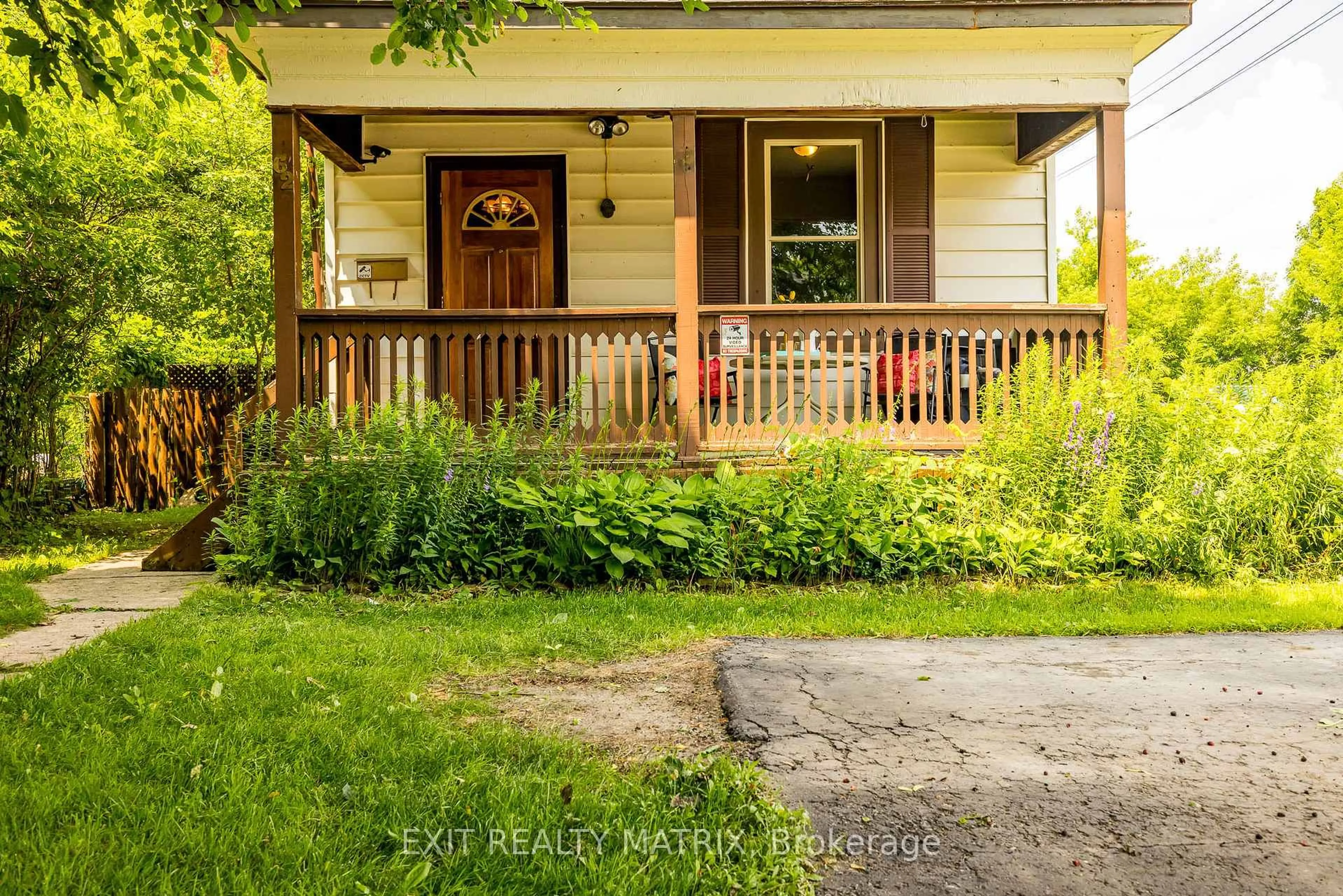 Patio, street for 62 Russell St, Smiths Falls Ontario K7A 1G4
