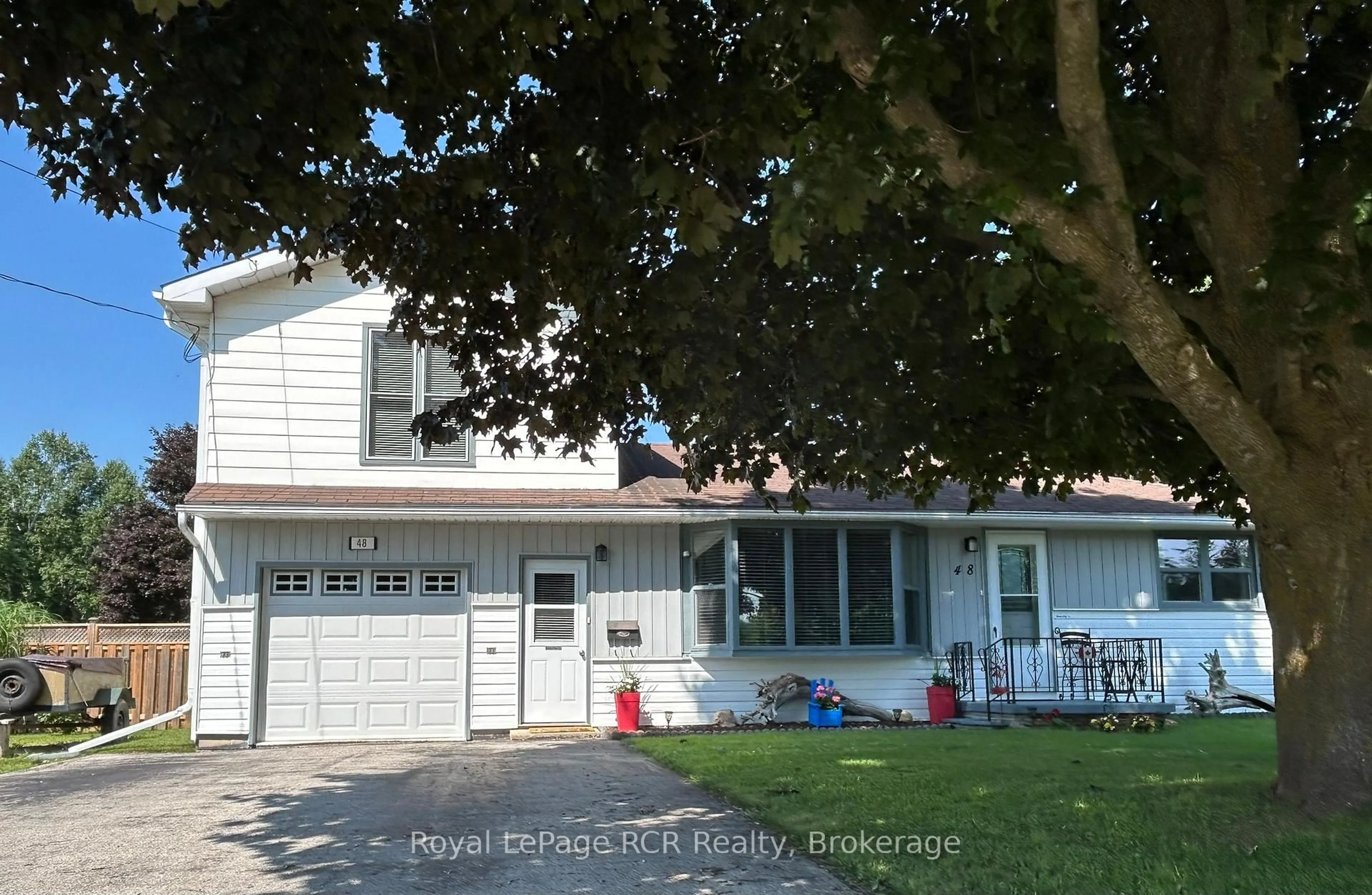 Home with vinyl exterior material, street for 48 4th Ave, Owen Sound Ontario N4K 4V2