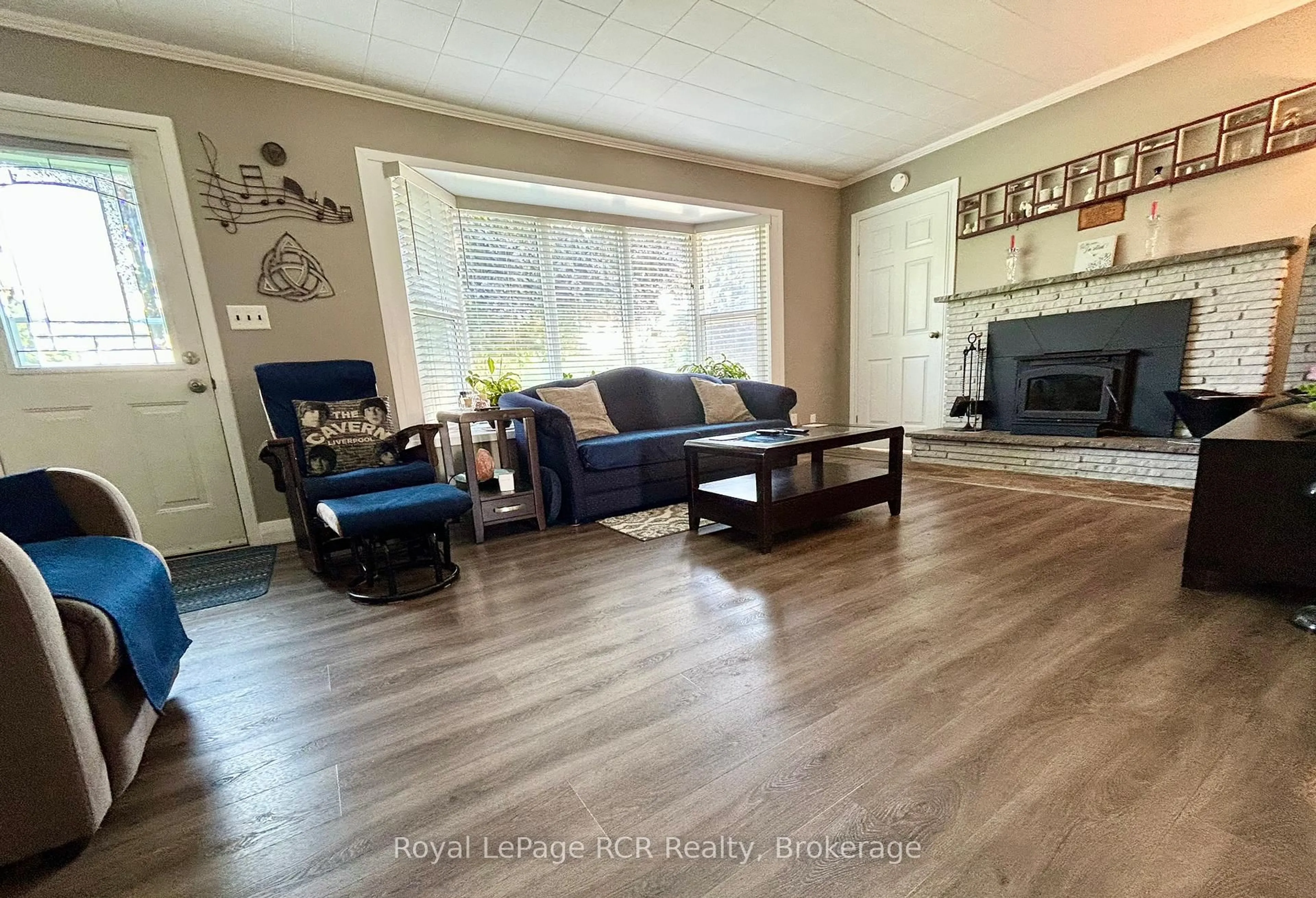 Living room with furniture, wood/laminate floor for 48 4th Ave, Owen Sound Ontario N4K 4V2