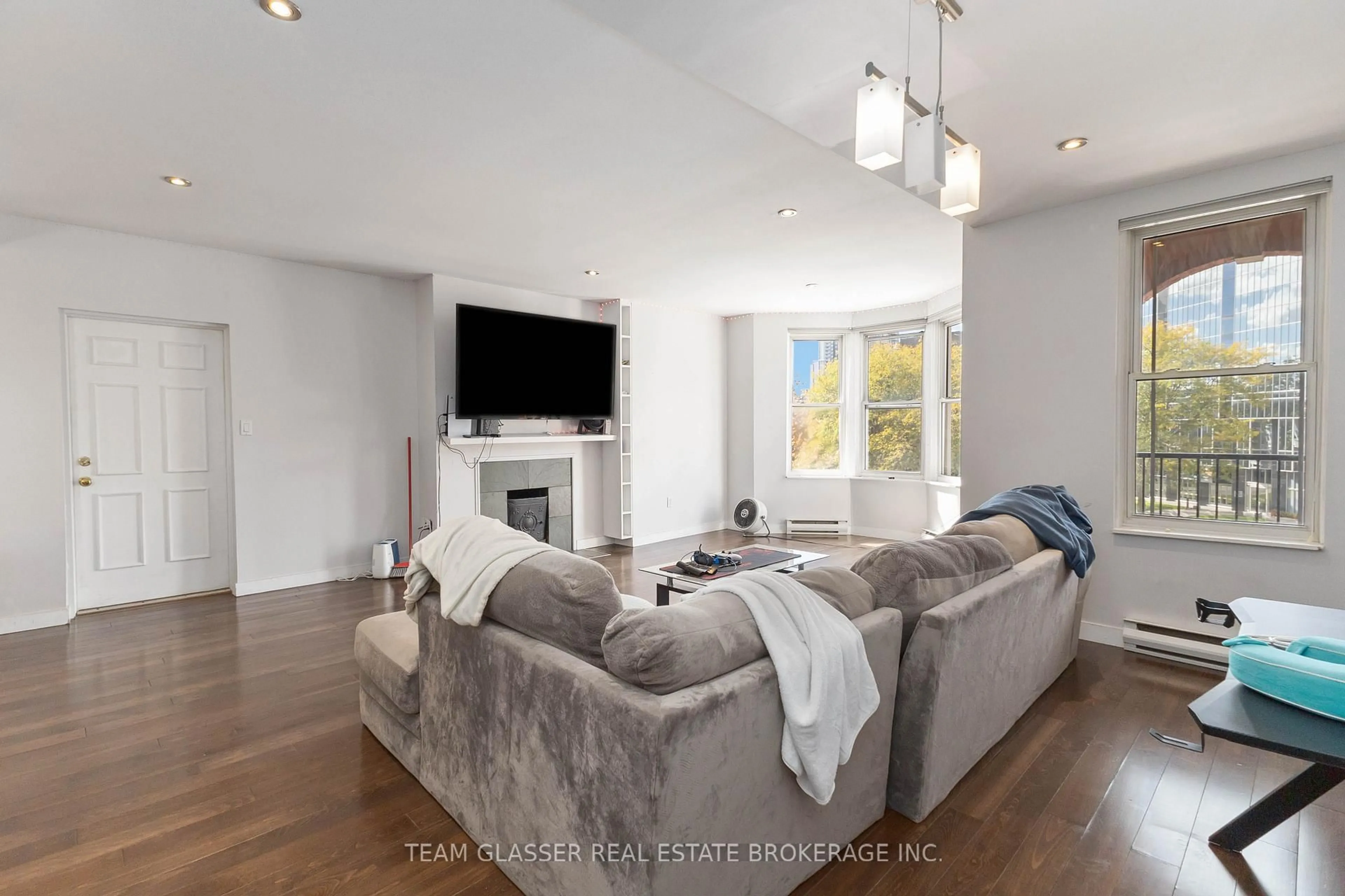 Living room with furniture, unknown for 440 WELLINGTON St #303, London East Ontario N6A 3P2