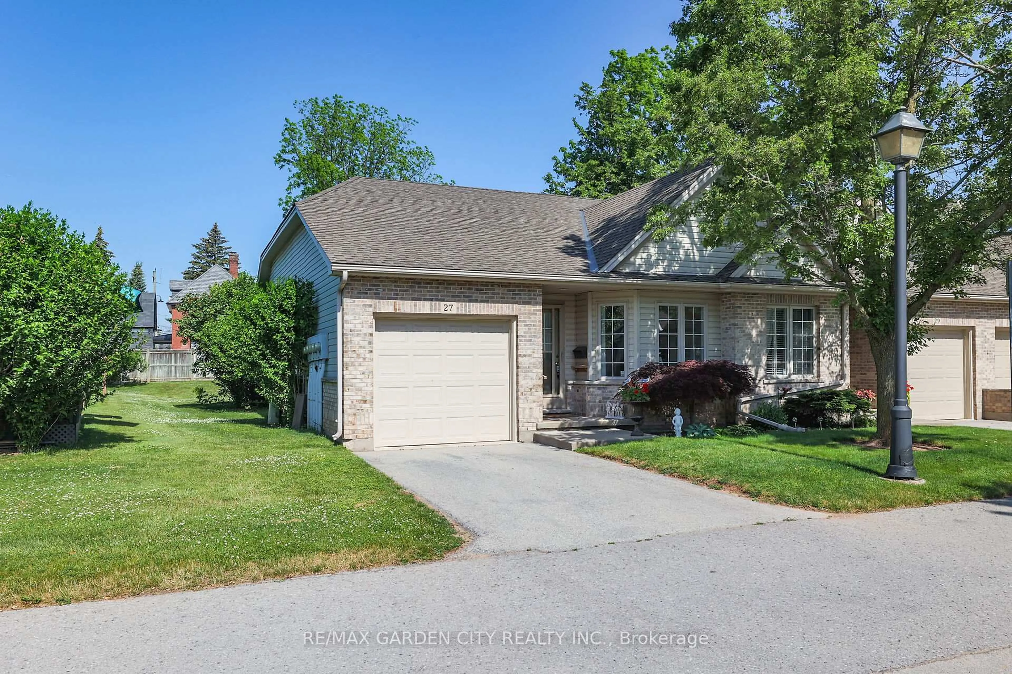 Home with brick exterior material, street for 303 Central Ave #27, Grimsby Ontario L3M 5L7