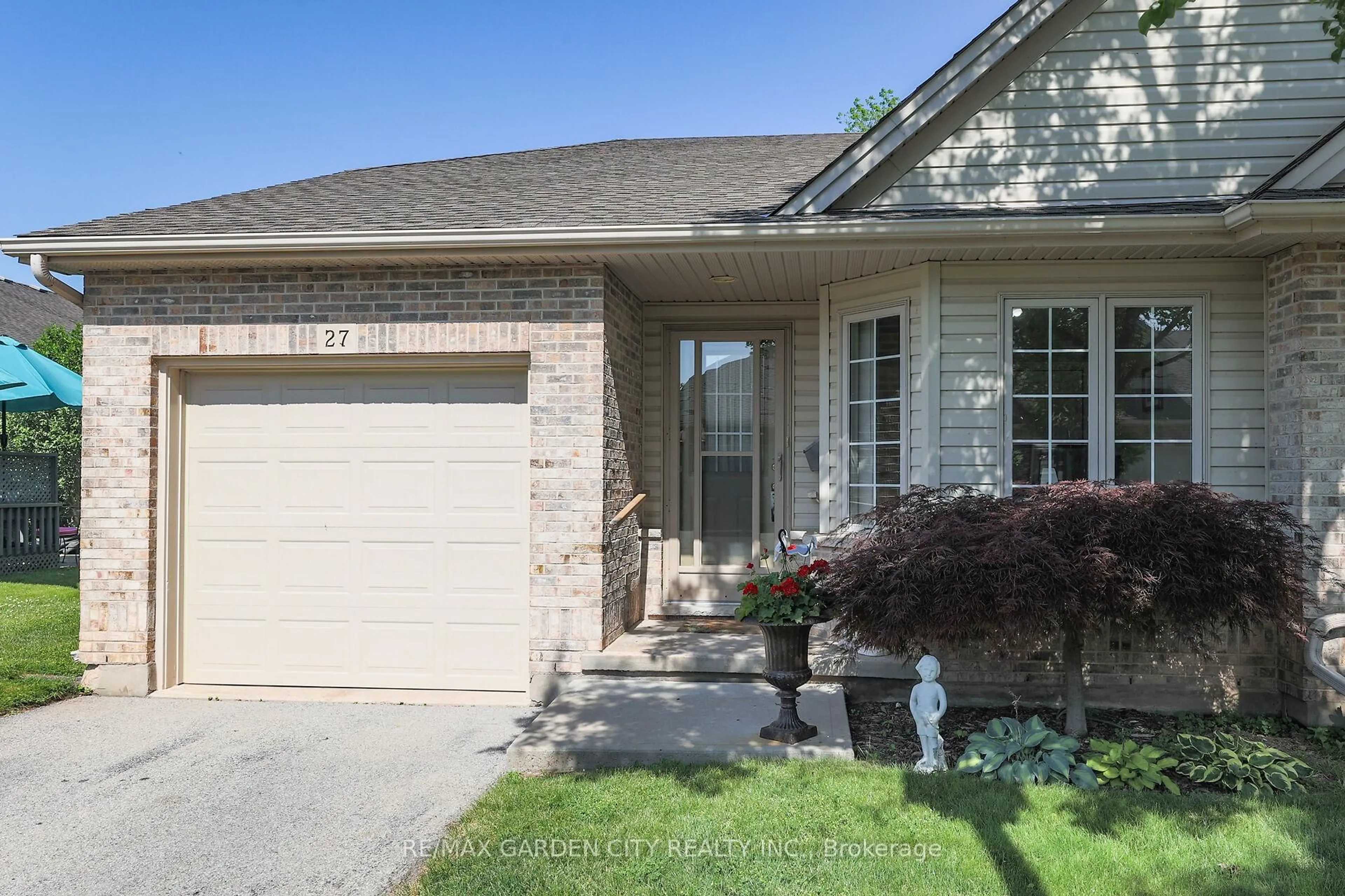 Home with brick exterior material, street for 303 Central Ave #27, Grimsby Ontario L3M 5L7