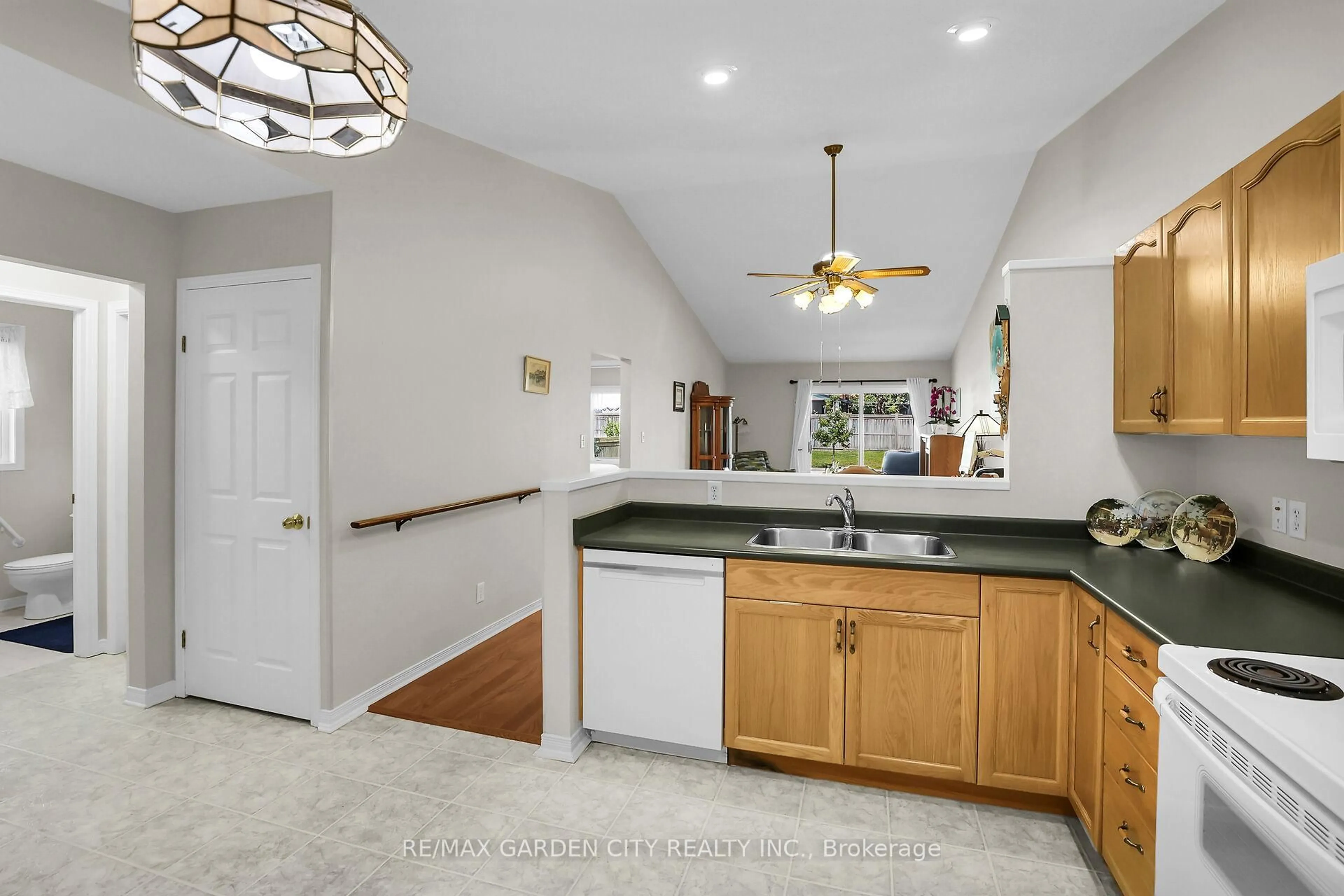 Open concept kitchen, ceramic/tile floor for 303 Central Ave #27, Grimsby Ontario L3M 5L7