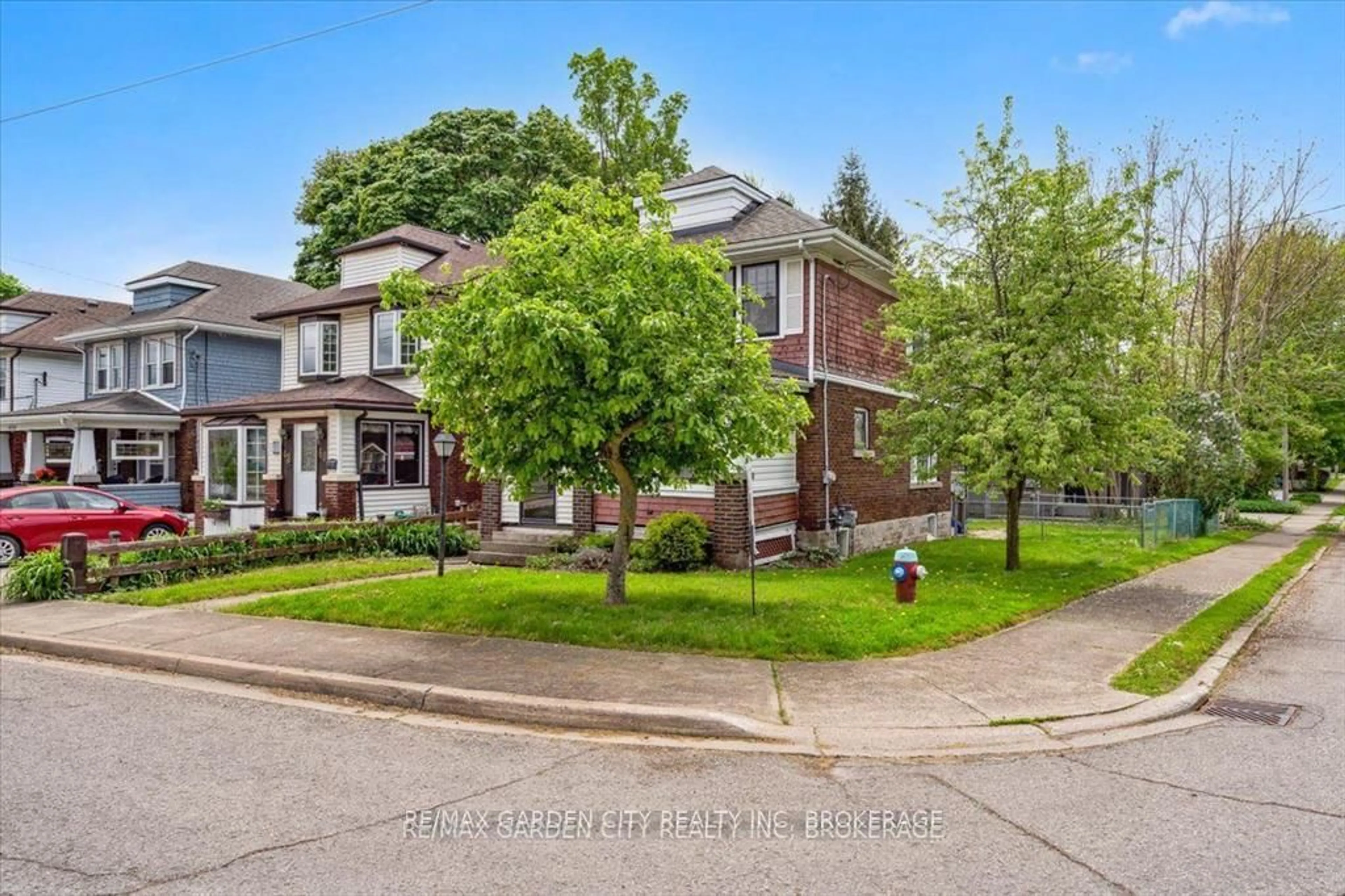 A pic from outside/outdoor area/front of a property/back of a property/a pic from drone, street for 4372 SENECA St, Niagara Falls Ontario L2E 1G6