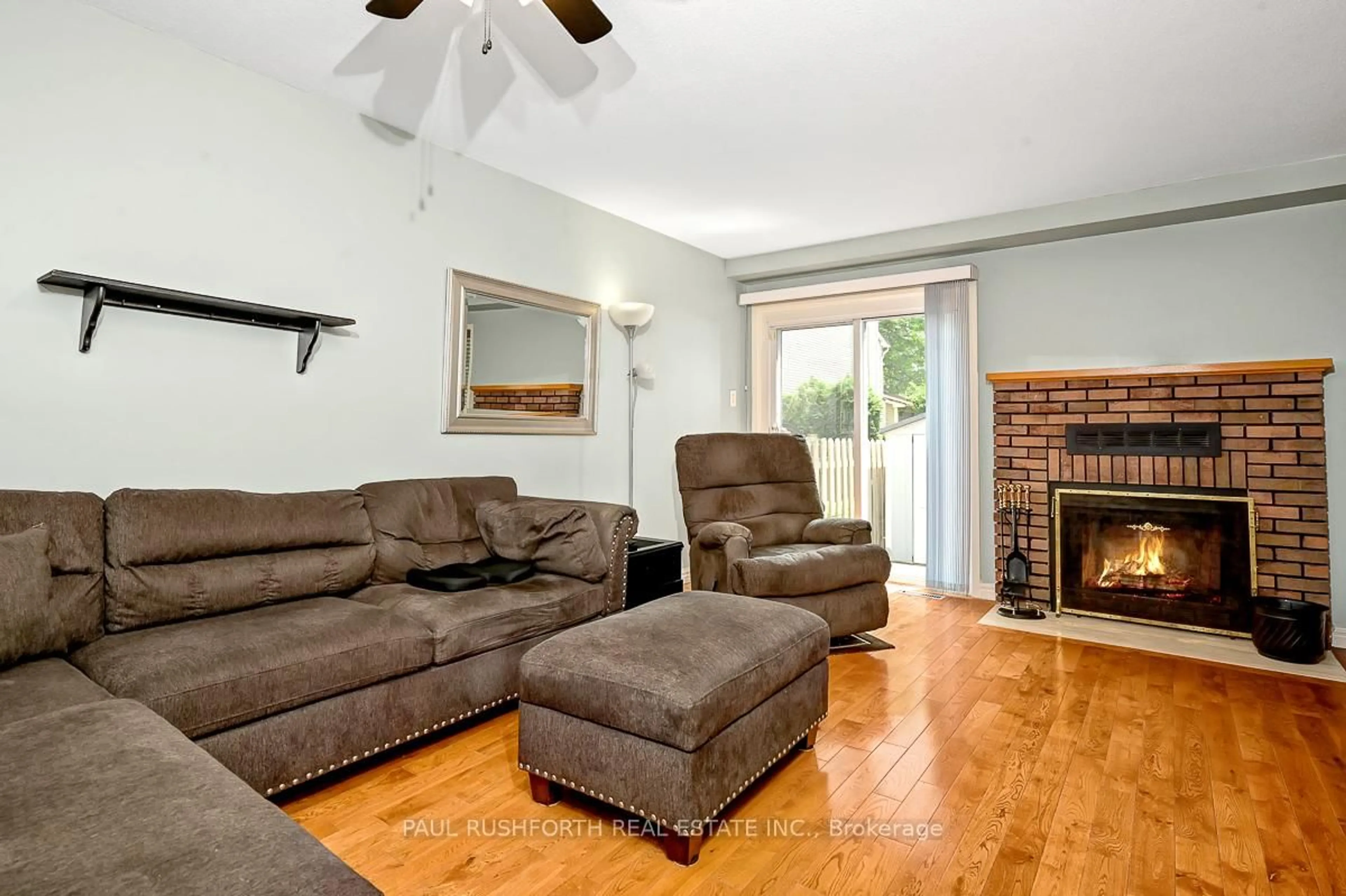 Living room with furniture, unknown for 1472 Deavy Way, Ottawa Ontario K1E 2W8