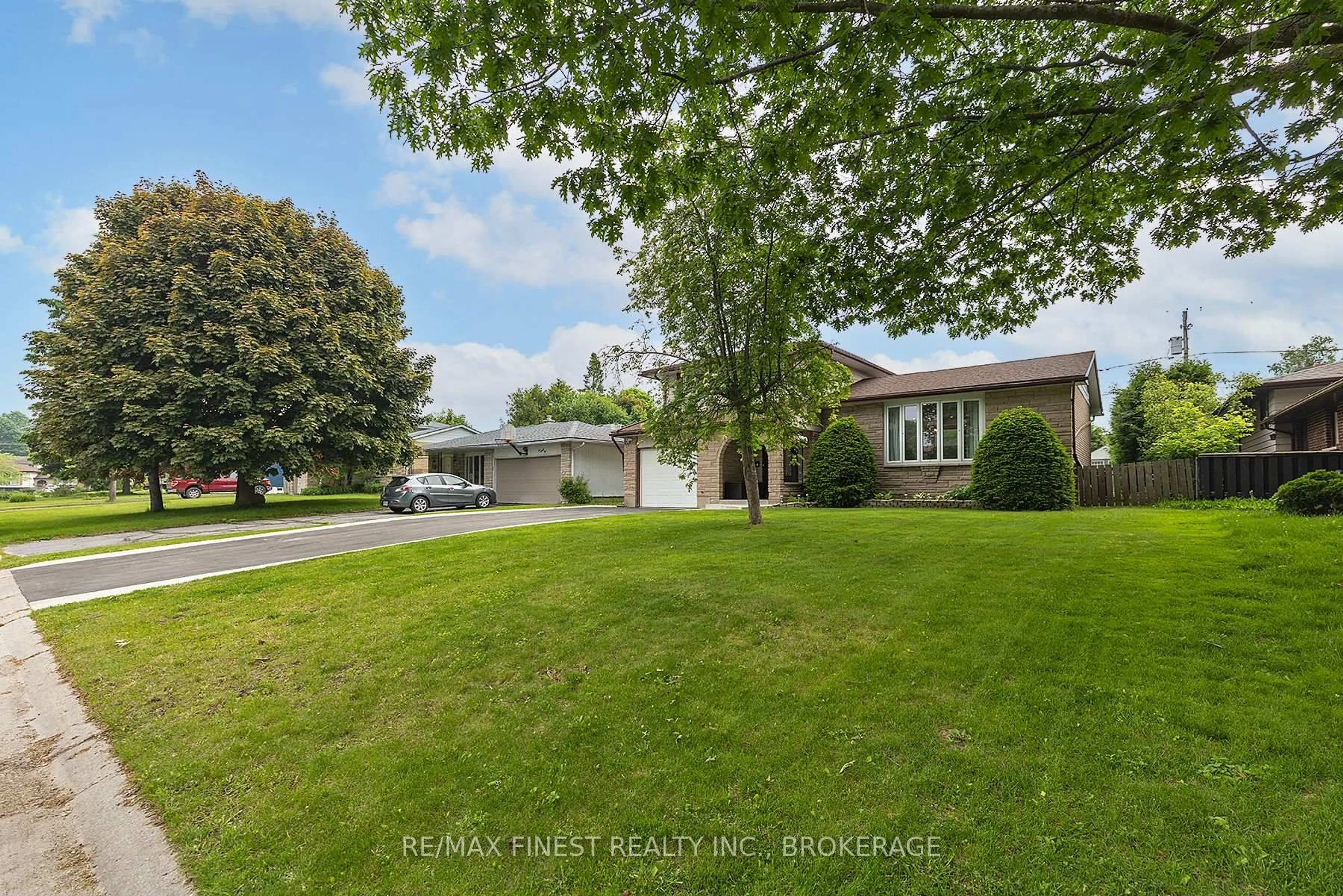 A pic from outside/outdoor area/front of a property/back of a property/a pic from drone, street for 690 Harrow Pl, Kingston Ontario K7M 5L9